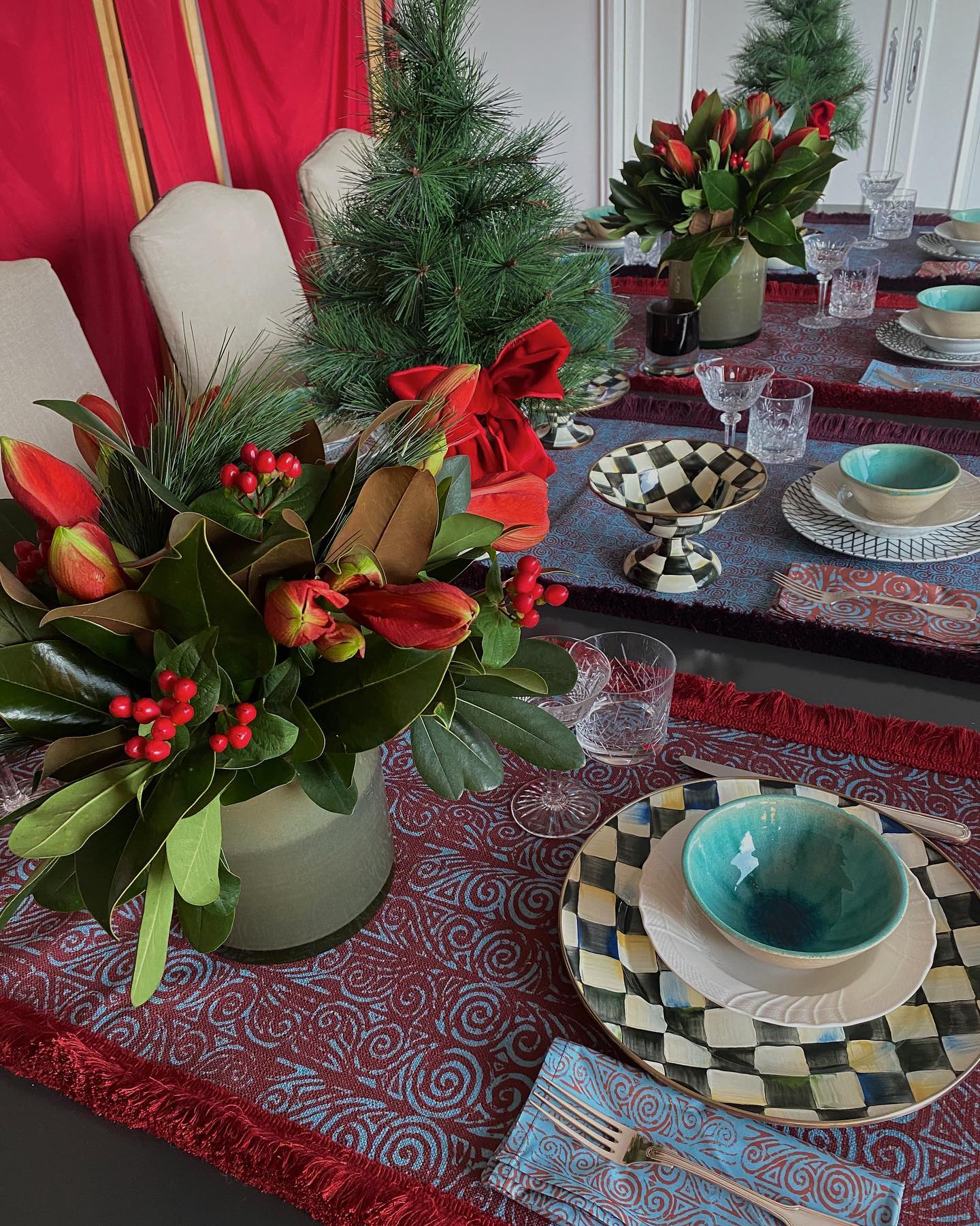 Spread the holiday love and share a table with your loved ones💫
#holidaylove #tablerunner #napkins #fringes #custommade #lovedones #festive #styling #interiordesign #funky #smallbusiness #mywork #madeinzurich #textiledesign #textilesesignstudio #barbarawagner