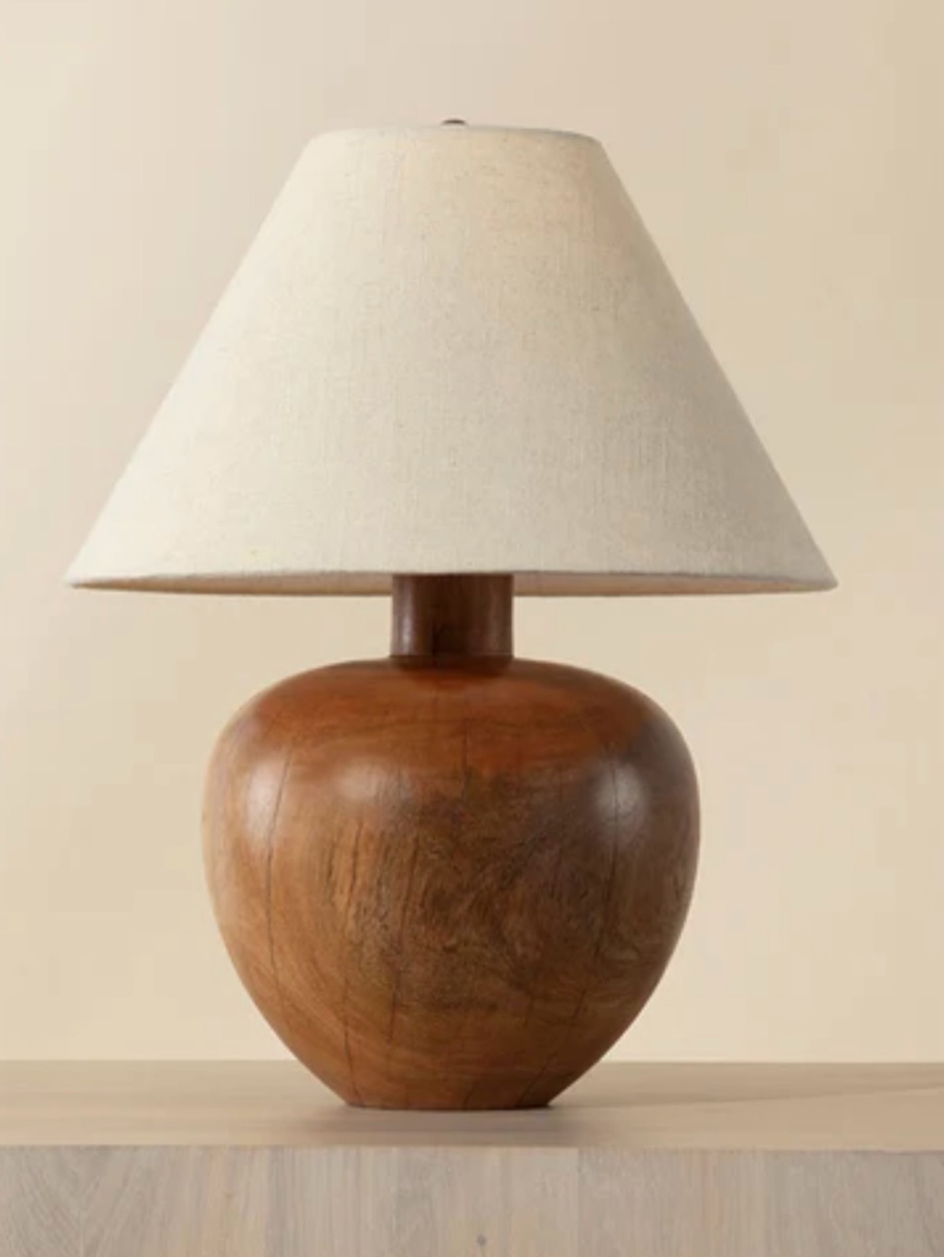 Une lumière qui réchauffe l’espace 💡♥️
Façonnée à la main en Inde, cette lampe en bois d’acacia séduit par sa base sculptée et son caractère profondément organique. Le lin beige de l’abat-jour diffuse une lumière douce, enveloppante, qui met en valeur les nuances naturelles du bois. 🪵
Chaque fissure, chaque variation de teinte raconte le geste de l’artisan et rend la pièce unique — imparfaite, vivante, authentique. ✨
📏 Dimensions : 16 x 21 po
🛒 Disponible sur commande
💰 429 $ + taxes
Pour plus d’informations, écrit-moi en privé, ou viens faire un tour à notre atelier-boutique!