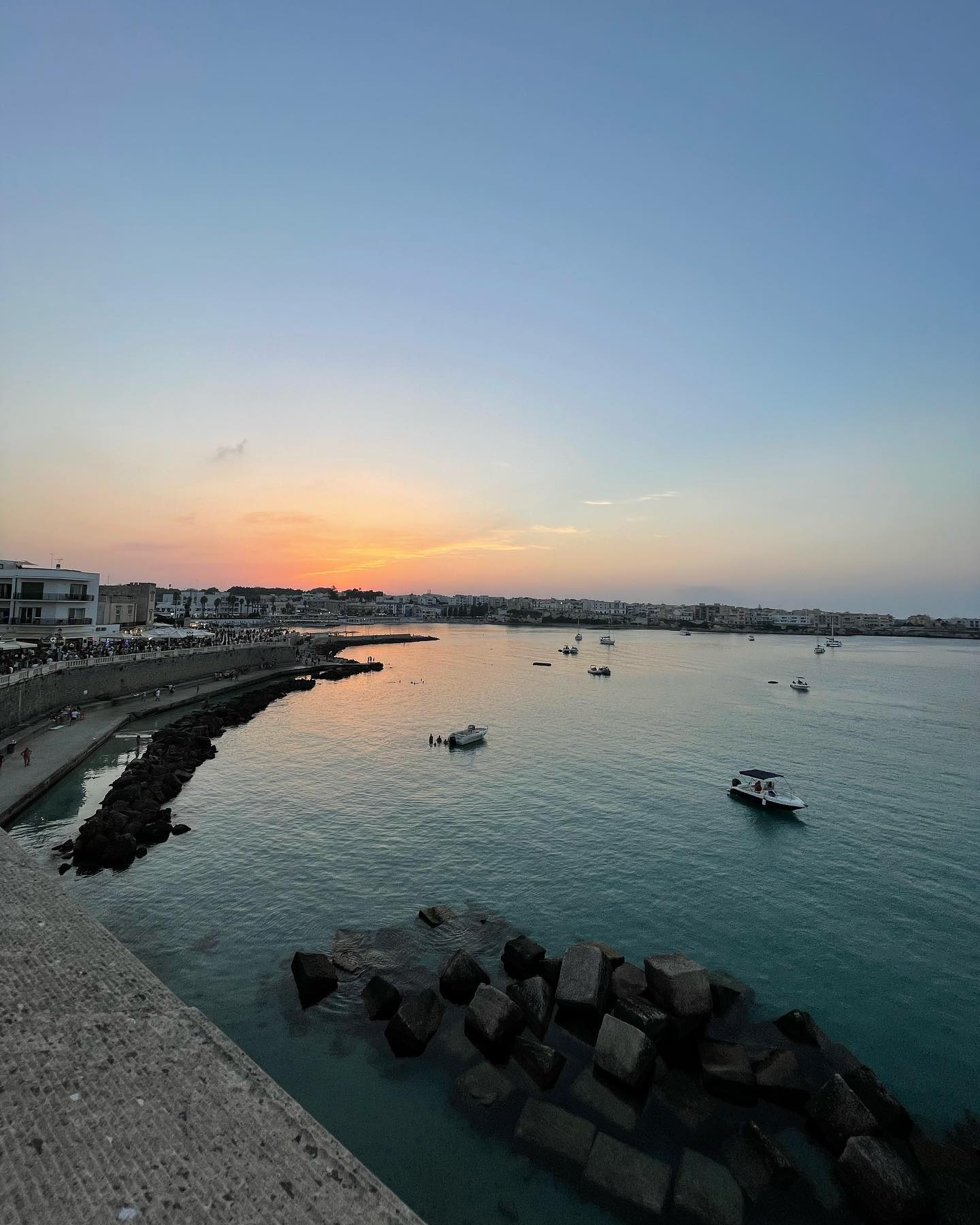 Otranto 💗✨ Chi non si è innamorato di questa località marittima?
Uliveti, mura, storia e le case bianche definiscono Otranto uno dei borghi più belli d'Italia. Chiamata anche “Porta d’Oriente" è la città più orientale d’Italia.
Tutti dicono "se andate in Salento dovete passare assolutamente da Otranto", ma cosa c'è effettivamente da vedere in questo borgo famoso per il suo mix di tradizioni?
Ecco le 5 cose che assolutamente vi consiglio:
📸 Il Castello Aragonese
📸 Le botteghe di artigianato e gastronomia nel centro storico
📸 La Cattedrale di Otranto
📸 Il Lungomare degli Eroi
📸 Il porto di Otranto
E vicino cosa si può vedere?
⚓Torre del Serpe
⚓Laghi Alimini
⚓Cava di Bauxite
🤿 E perché non fare un tuffo nel mare blu della Baia dei Turchi! I colori del mare qui sono pazzeschi, infatti non mancherà di vedere qui e là numerose persone pronte a rinfrescarsi in questo mare cristallino.
Ecco alcuni consigli su come raggiungere questa meravigliosa località 🏖~⠀
🚗 In auto da Lecce con la tangenziale est SS16 con direzione Otranto
🛬L'aeroporto più vicino è quello di Brindisi
🚂Si può arrivare alla stazione di Lecce, che dista circa 40 km da Otranto.
E a voi piacerebbe andarci? O se ci siete stati, cosa vi ha colpito di più?
#puglia #italy #sea #italia #salento #travelpuglia #pugliagram #weareinpuglia #holiday #ig_puglia #mare #apulia #igerspuglia #tramonto #otranto #travelwithiaia #pugliaview #salentodamare #igpuglia #vivopuglia #pugliagram #volgopuglia #loves_puglia #thisispuglia #clickfor_puglia