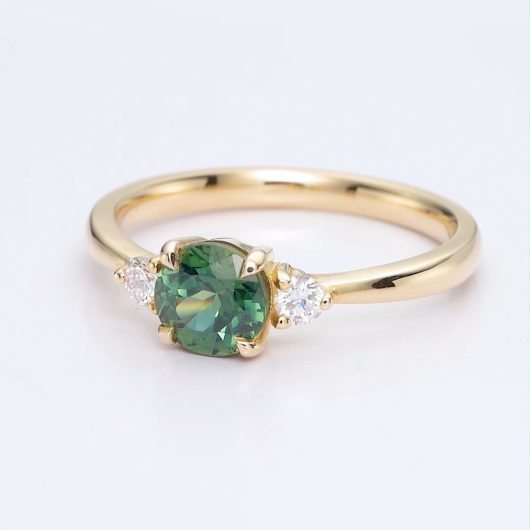 A particularly stunning green sapphire in this Eva ring✨
Sapphires are one of the strongest gemstones for everyday wear, second only to diamonds 💪
