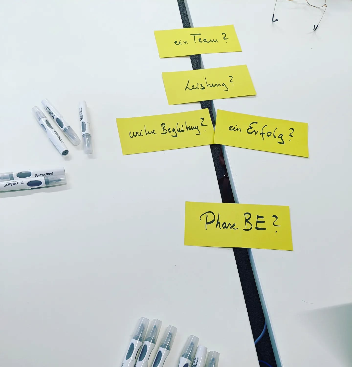 Teamtage in der Phase BE...
Es wurde digital und analog viel gelacht, gedacht, gewertschätzt und offen diskutiert...
Wir freuen uns so, mit unserem erweiterten Team Neues zu entwickeln, Gutes mitzunehmen, viel zu planen und zu schaffen.
Wir danken den Menschen, die unseren Weg bis hierher begleitet und die Phase BE heute möglich gemacht haben!
#dankbar #wirkung #schutzkonzept #teamentwicklung #busy #sozialunternehmen #trotzcorona #motivierenstärkenorientieren #jugendliche #berufsorientierung #ausbildung #schulabschluss #team #stärken #humor #esgehtweiter #sommerakademie #digitalistbesser #endlichwiederanalog