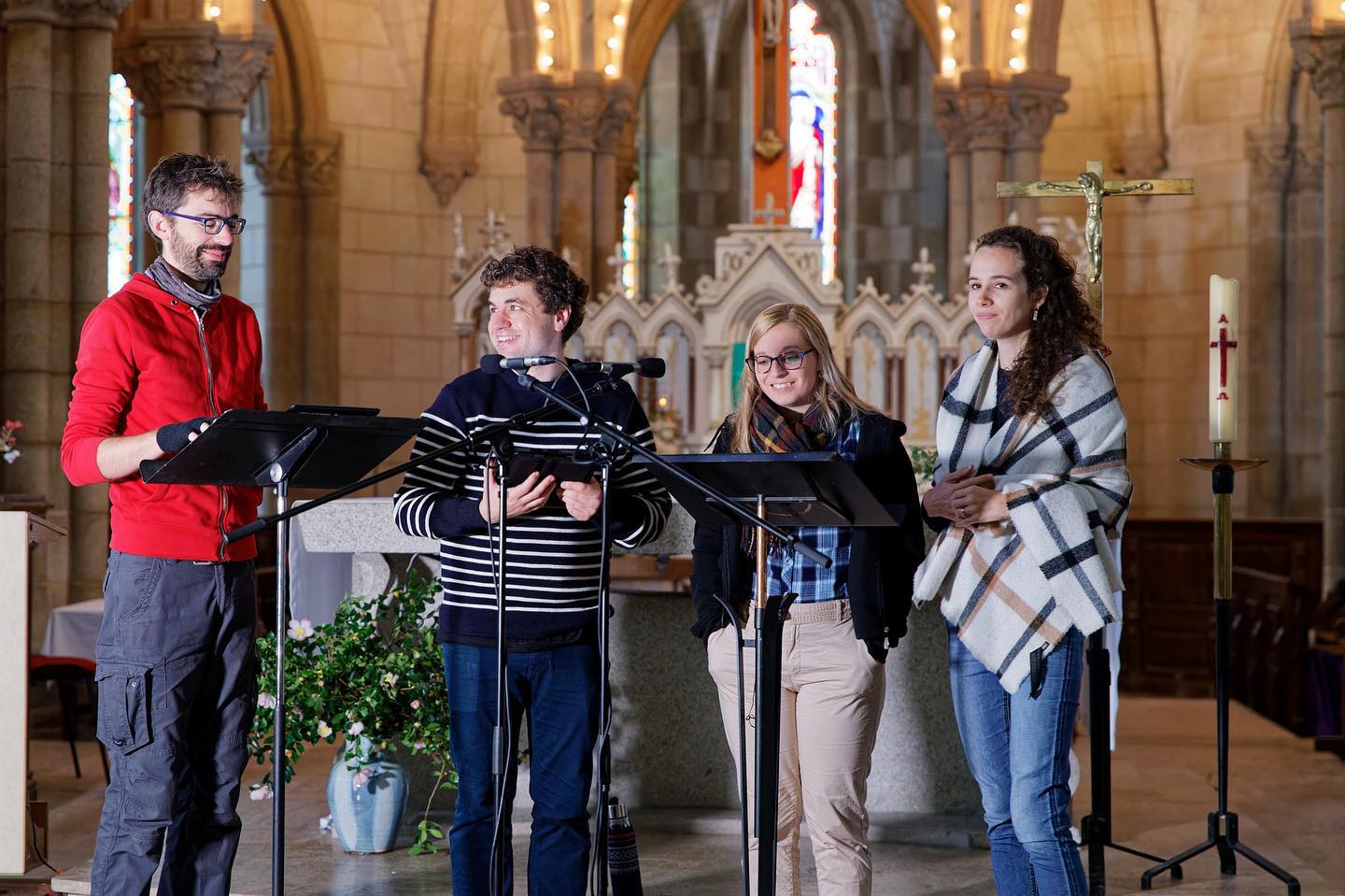 Les préparatifs vont bon train pour préparer la sortie prochaine de notre nouveau disque, « Le temps d’une chanson » 🎶
Grâce au soutien de 83 contributrices et contributeurs, c’est la toute première fois que nous avons eu la chance de bénéficier d’un dispositif aussi conséquent pour enregistrer un disque, et le résultat est bien là dans le rendu final !
17 pièces et plus d’une heure de musique enregistrée que nous sommes impatients de vous présenter ! Le fruit de longs mois de travail d’une équipe soudée et mobilisée🎙️
Rendez-vous le 15 mars pour découvrir notre prochain disque !
#newalbum #ensemblesottovoce #classical #music #disc #recording #release #bretagne #france #newdisc #quartet #vocal
Crédit 📸 : Francis Payol, octobre 2022.