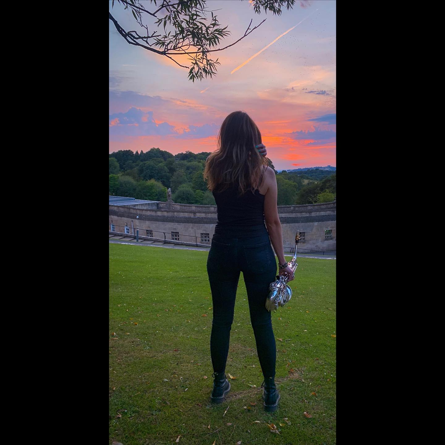 Before it turned really really cold #musician #musicphotos #sunsets #atmospheric #ambientmood #summerfeels #beautifulsetting #earlyevenings #eveningskyview #redskyatnight #whataview #goodvibes