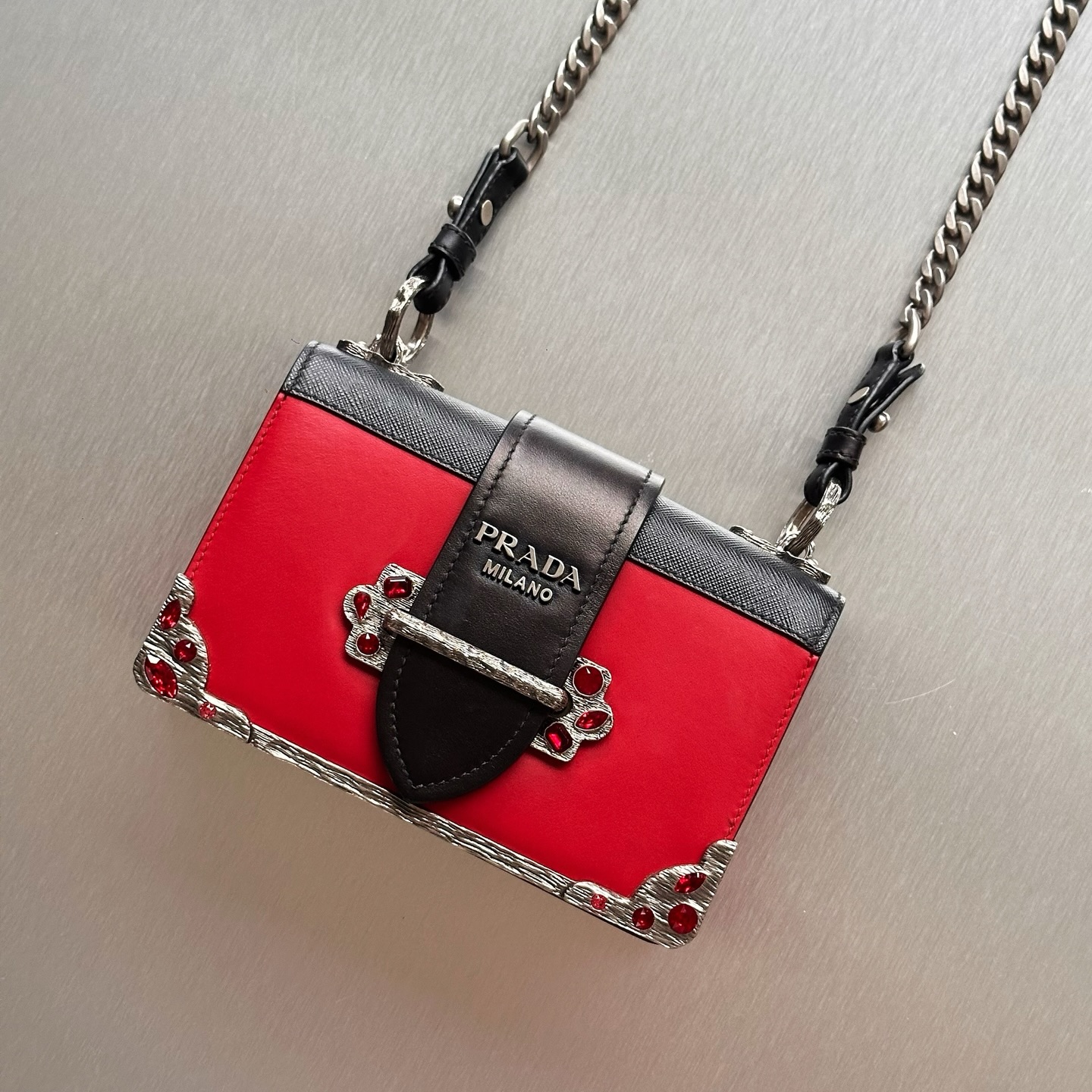 The Prada Cahier Bag in Red blends classic elegance with modern sophistication. Structured, luxurious, and eye-catching — a statement piece for day or evening.
For more information, please refer to the website link provided in the bio.
Listing no: UK 3123
Opuluxe.sg is not affiliated to the brands featured. We are an independent consignment platform of authenticated luxury products. All trademarks and copyrights remain sole property of the brands.