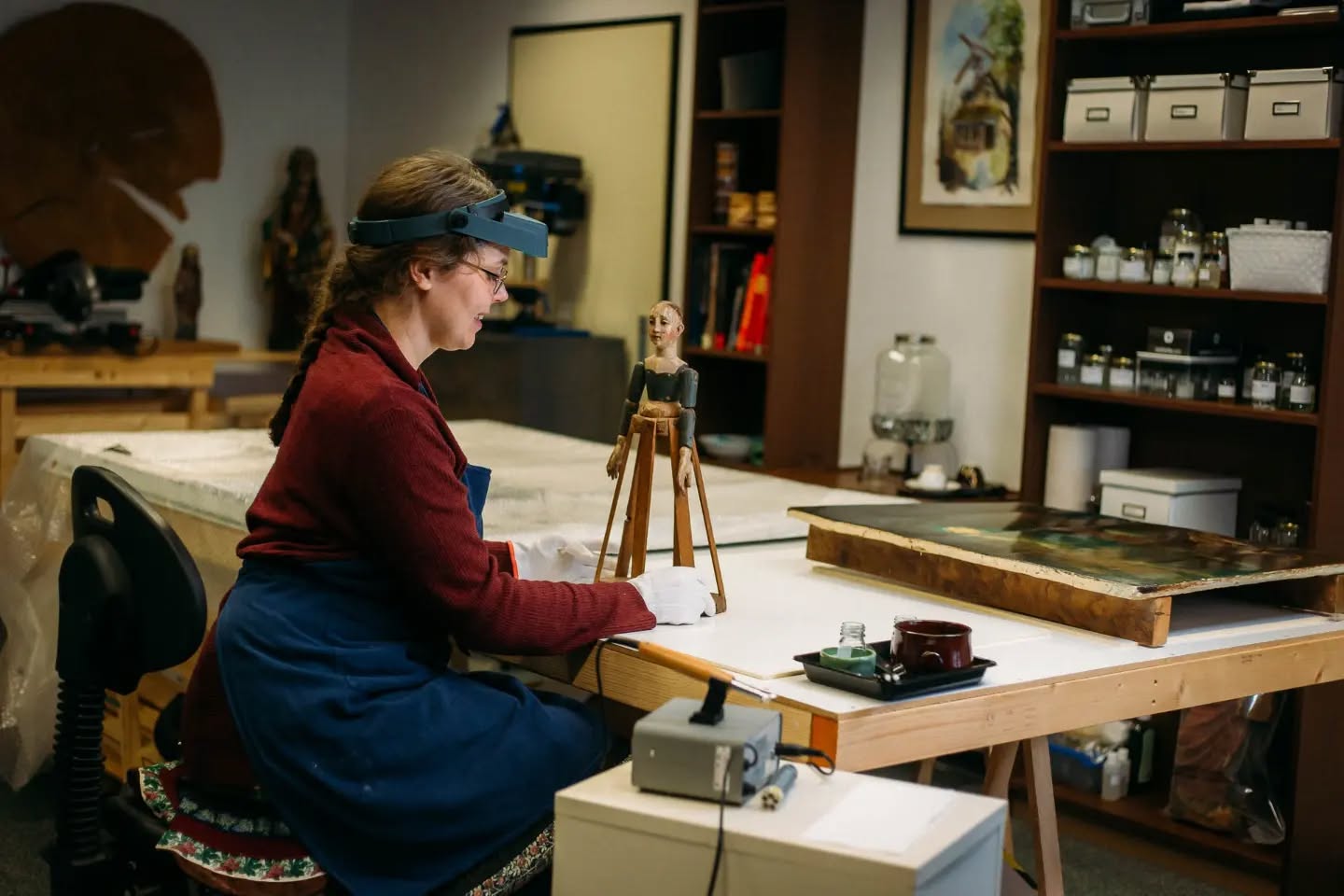 Een jaar geleden ben ik begonnen met mijn eigen studio in Leidschendam en daar geniet ik nog steeds ontzettend van. Niet alleen kom ik nu regelmatig particuliere klanten tegen, met interessante en vaak heel persoonlijke verhalen achter hun kunstwerk, maar ik ontmoet ook steeds meer aardige mensen in het bedrijfsverzamelgebouw uit andere vakgebieden, die mij inspireren en helpen mijn bedrijf en mijn services te verbeteren. #restauratie #artrestoration #Leidschendam #SectorV #santoscagedoll #lenahoschek #beeldenrestauratie #houtenbeeld #restorer #polychromie #religieuzekunst #schilderijenrestauratie #christelijkekunst #kunst