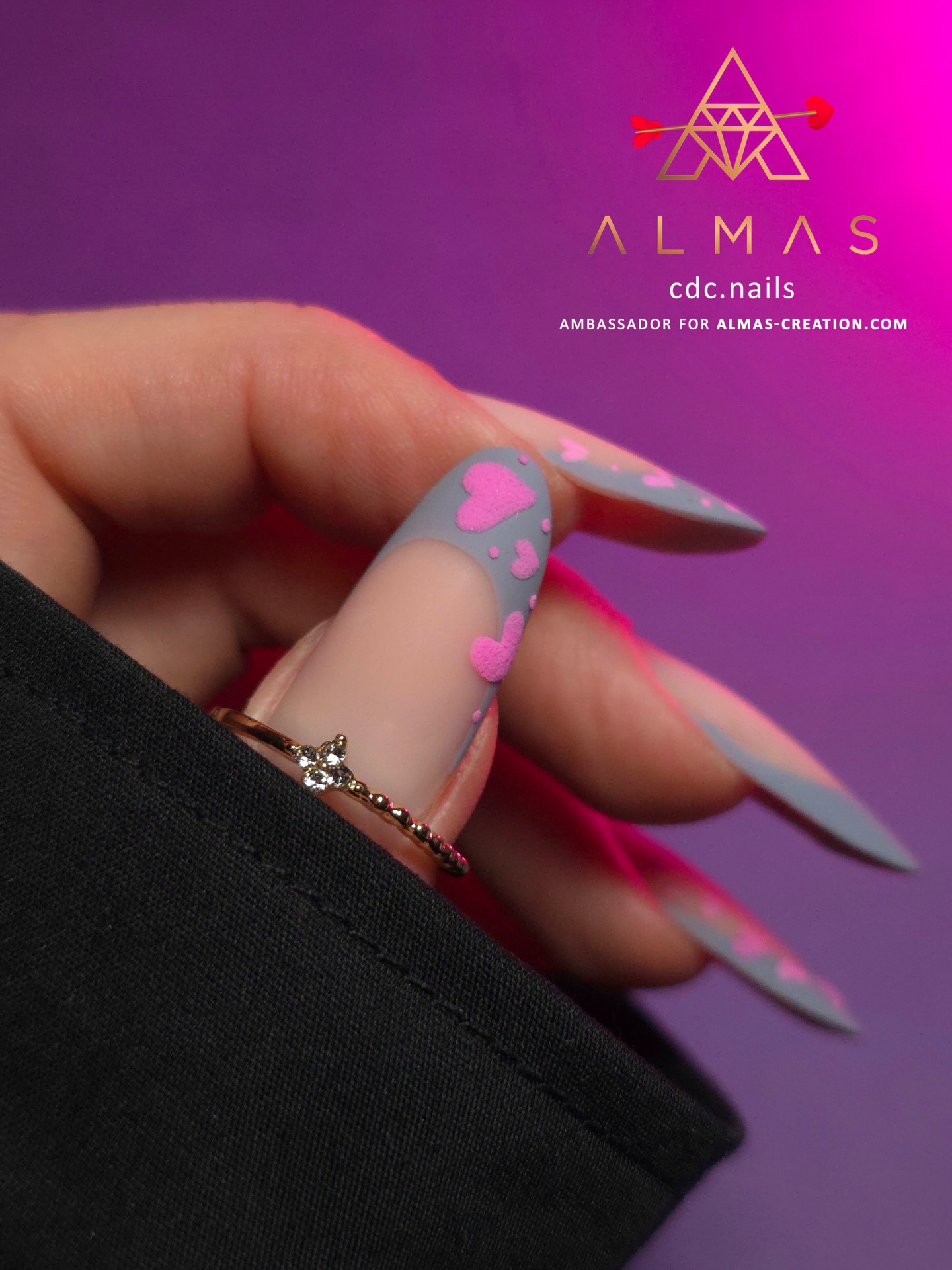 Ah l’amour… une thématique à laquelle vous pourrez difficilement échapper en cette période! À l’approche de la Saint-Valentin, quelles sont les requêtes les plus courantes venant de votre clientèle? 🤭
Pour sa nouvelle pose amande, Carolane a utilisé le builder Soft Cover 3, les vernis Moonstone/Neon Pink Purple/X-treme White, la Clear Acrylic Powder et notre finition mate Velvet Top Coat. 💖
#heartnail #heartnails #valentinenails #frenchnail #pinknails