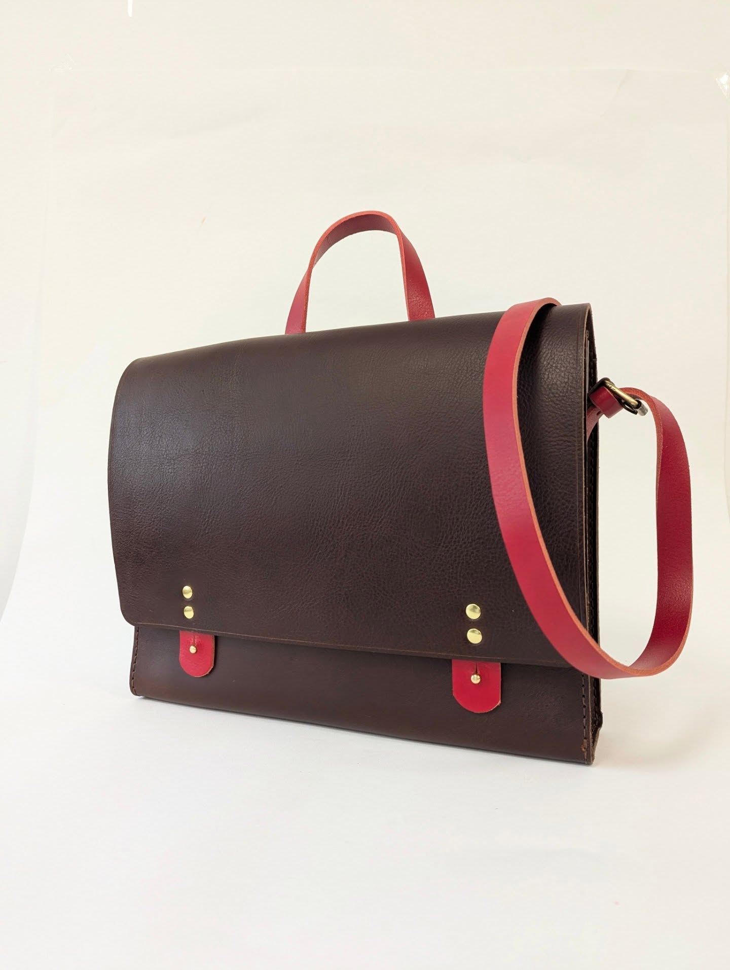 Une besace en cuir sur mesure
Chaque projet sur mesure est pour moi un vrai moment de partage et de création. Cindy est venue à l'atelier, elle voulait une grande besace marron et rouge, pratique et élégante, capable de contenir un classeur. Elle adore le rouge, moi un peu moins… alors j’ai choisi un cuir rien que pour elle, pour que ce sac lui ressemble vraiment.
Je l’ai fabriquée entièrement à la main, du dessin à la maquette, jusqu’aux dernières finitions, avec une grande couture au point sellier. Chaque étape a été un ajustement précis : trouver l’équilibre entre beauté, solidité et praticité, imaginer ce qui lui plairait, réfléchir à chaque détail… C’est un vrai travail d’attention et de patience.
Voir cette besace prendre forme, pensée pour Cindy et selon ses besoins, m’a beaucoup plu. Chaque couture, chaque étape de fabrication raconte un peu de mon atelier, de mon savoir-faire, mais aussi de la personne pour qui je la crée.
Créer sur mesure, est toujours un défi pour moi, c’est fabriquer bien plus qu’un sac : c’est donner vie à une pièce unique qui vous suivra très longtemps...
#besaceartisanale #madeinfrance #besacecuir