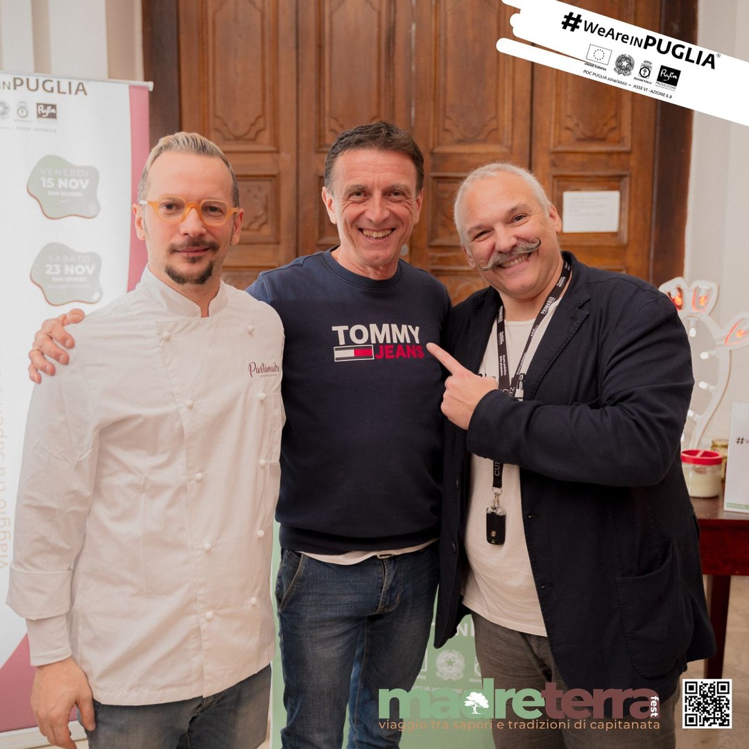 Volge verso il termine @madreterrafest
una cavalcata incredibile cominciata il 09 novembre scorso a Masseria Zaccagnino, e che vede il suo epilogo proprio stasera al
@mat_museo_alto_tavoliere per l'evento dedicato al pane
"๐๐ ๐๐๐ซ๐ซ๐ ๐๐๐ซ๐๐ฆ๐จ ๐๐๐ง๐"
@pascal_barbato e @f.bonkry, con mille storie da raccontare intorno alla panificazione, ai cereali, a tutti quei beni straordinari che Madre Terra ci regala e che ogni giorno mettiamo sulla nostra tavola.
L'evento รจ sold out, ma se volete passare a salutarci ci trovate al @mat_museo_alto_tavoliere
dalle 18.30 alle 22.00
per un'ultima degustazione di @madreterrafest con il pane preparato dagli ospiti presenti ieri, e con i vini DOP SAN SEVERO presentanti da @antica_cantina e da cantinepallotta , altre due incredibili realtร che la nostra generosa terra ci regala.
Grazie ancora a Lidya Colangelo Sindaco di San Severo per la grandissima disponibilitร e agli Assessori del Comune di San Severo Rosario di Scioscio e Mario Marchese.
@madreterrafest รจ finanziato da @pugliapromozione_aret
Un'idea di Salvatore Di Matteo per @oneeventi1
Info 347.2221429
www.madreterrafest.com
www.oneeventi.it