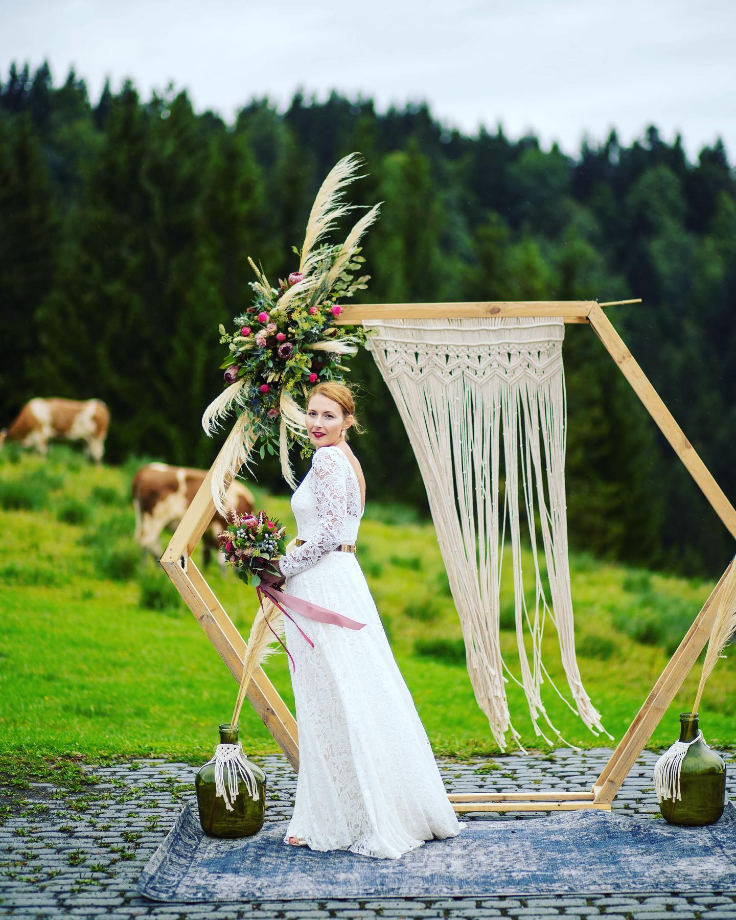 This has been a very challenging year for the most of us. But there where still some highlights - from a photographers perspective. Like this wonderful wedding 👰 in the Allgäu. It doesn’t look like it but it was raining 🌧 the entire day. But we managed to find our spots. #allgäu #oberstaufen #wedding #hochzeit #hochzeitsfotografie #weddingdress @alpe_hohenegg
