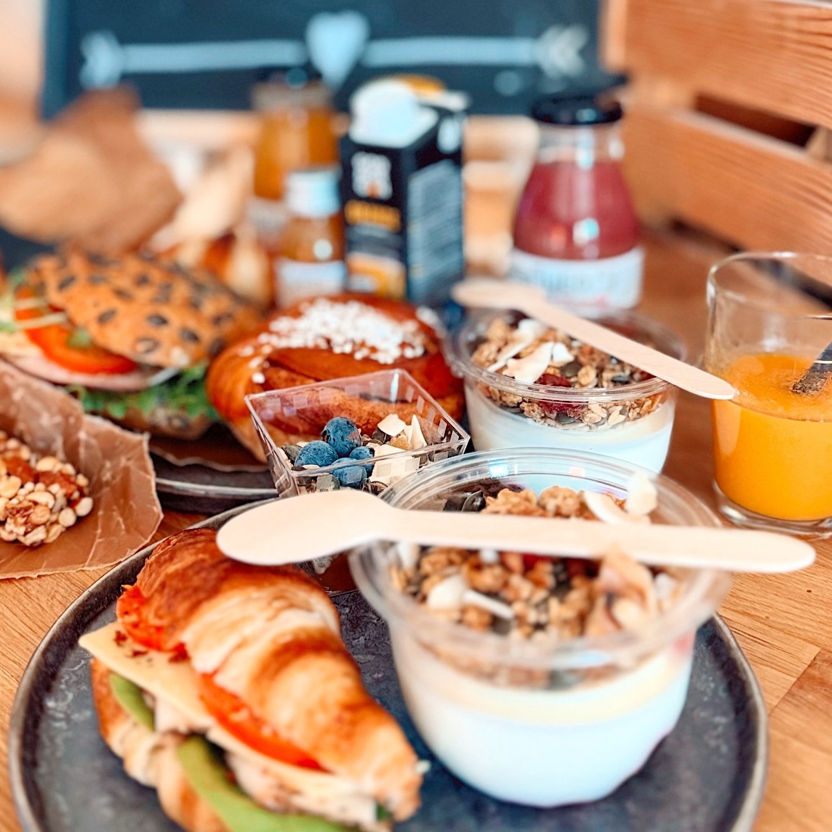 Frukostleverans på jobbet har aldrig varit enklare🥐
Berätta vad ni är sugna på – eller välj ett färdigt paket direkt från vår hemsida, www.frukostleverans.se
Vi fixar resten.
Smidigt, gott och uppskattat varje gång ✨
#Frukostleverans #OfficeBreakfast #MorrisAndBen #Jobbfrukost #EnklareVardag