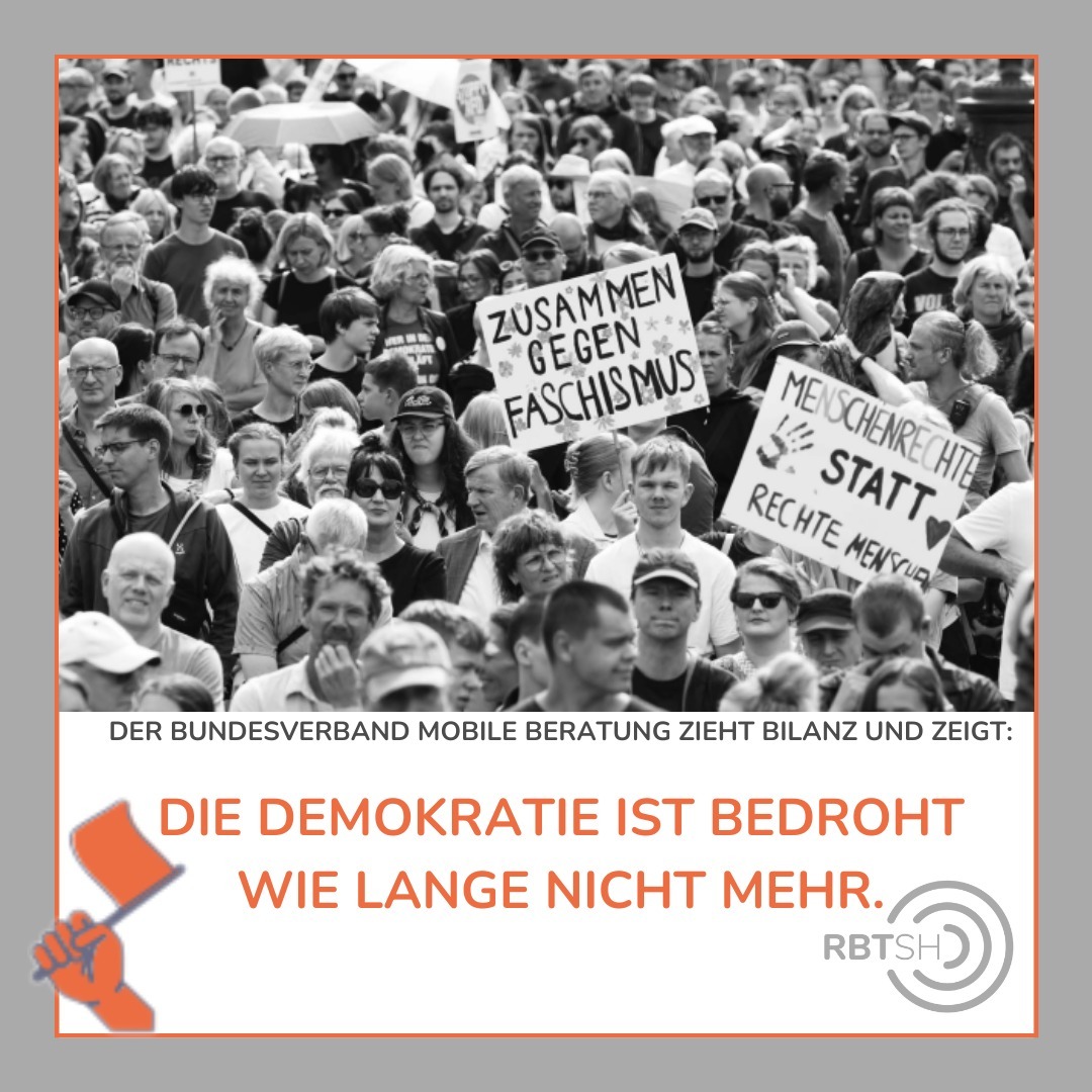 Wie hat sich die extreme Rechte 2024 entwickelt? Und was haben demokratisch Engagierte dagegen unternommen? Im Jahresrückblick zieht der Bundesverband Mobile Beratung Bilanz und zeigt: Die Demokratie ist bedroht wie lange nicht mehr!
Die extreme Rechte ist in der Offensive!
Die AfD ist zur parlamentarischen Säule eines großen antidemokratischen Netzwerks geworden, das die politische Landschaft umbauen will!
Viele Menschen, die gegen Rechtsextremismus aktiv sind, fühlen sich entmutigt und von der Politik im Stich gelassen!
Die Engagierten brauchen dringend mehr Unterstützung!
Alle erschreckenden Ergebnisse des Jahresrückblicks findet ihr im Link in der Bio.
#GegenRechts #DemokratieSträken #pressemitteilung