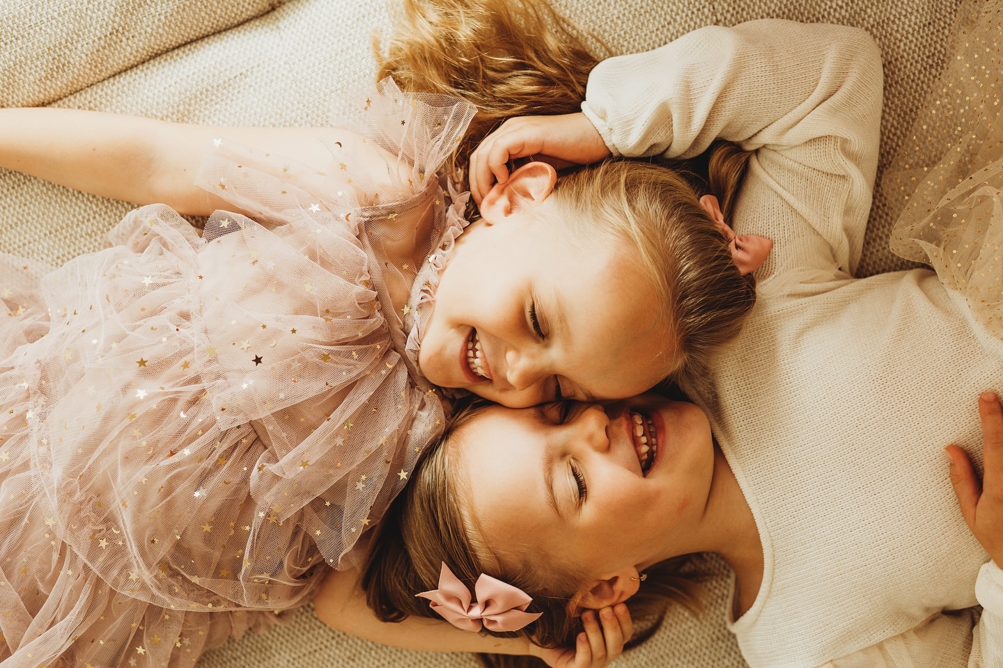 Heute möchte ich gern darauf eingehen, wie ich arbeite.
Meine Herangehensweise ist sehr natürlich. Ich gebe Hilfestellung für wunderschöne Momente unter euch, ich gebe gerne Ideen, wie man sich positionieren könnte und was ihr daraus dann macht, liegt in euren Händen. Ich beobachte einen Moment und gebe euch Raum euch zu finden. Euch wohlzufühlen. Die Magie des Momentes zu spüren. Ohne Hektik, ohne einen Plan mit 30 Posen, die ich mit jedem Kunden in der gleichen Reihenfolge in einer bestimmten Zeit mache. So etwas gibt es bei mir nicht. Denn ich selbst genieße auch. Ich lebe jeden einzelnen Moment mit euch. Jede Kitzelattacke, jedes Lachen, jede Aufregung, jede Unsicherheit, jede Freudesträne. Und ich selbst möchte dabei nicht gehetzt werden. Ich folge eurer Atmosphäre. Manchmal ergeben sich in einem wunderschönen Moment unter euch über 10 verschieden Fotos. Ich fange nämlich nicht nur das Bild als solches ein, sondern auch die vielen kleinen Gesten dazwischen. Wie sich eure Hände begegnen, eure Nasenspitzen, wie ihr verlegen lächelt, wie ihr plötzlich von Herzen lachen müsst. Die Locke eures Babys. Die Füßchen. Ich könnte hier ewig weiter aufzählen.
Ich liebe meinen Beruf und ich liebe es euch zu fotografieren. Das spüren meine Kunden mit jedem Atemzug und mit jedem Klick. Ich fotografiere mit meinem ganzen Herz. So bin ich und so arbeite ich.
Habt morgen einen guten Start in die neue Woche und seid feste umarmt,
Eure Marion