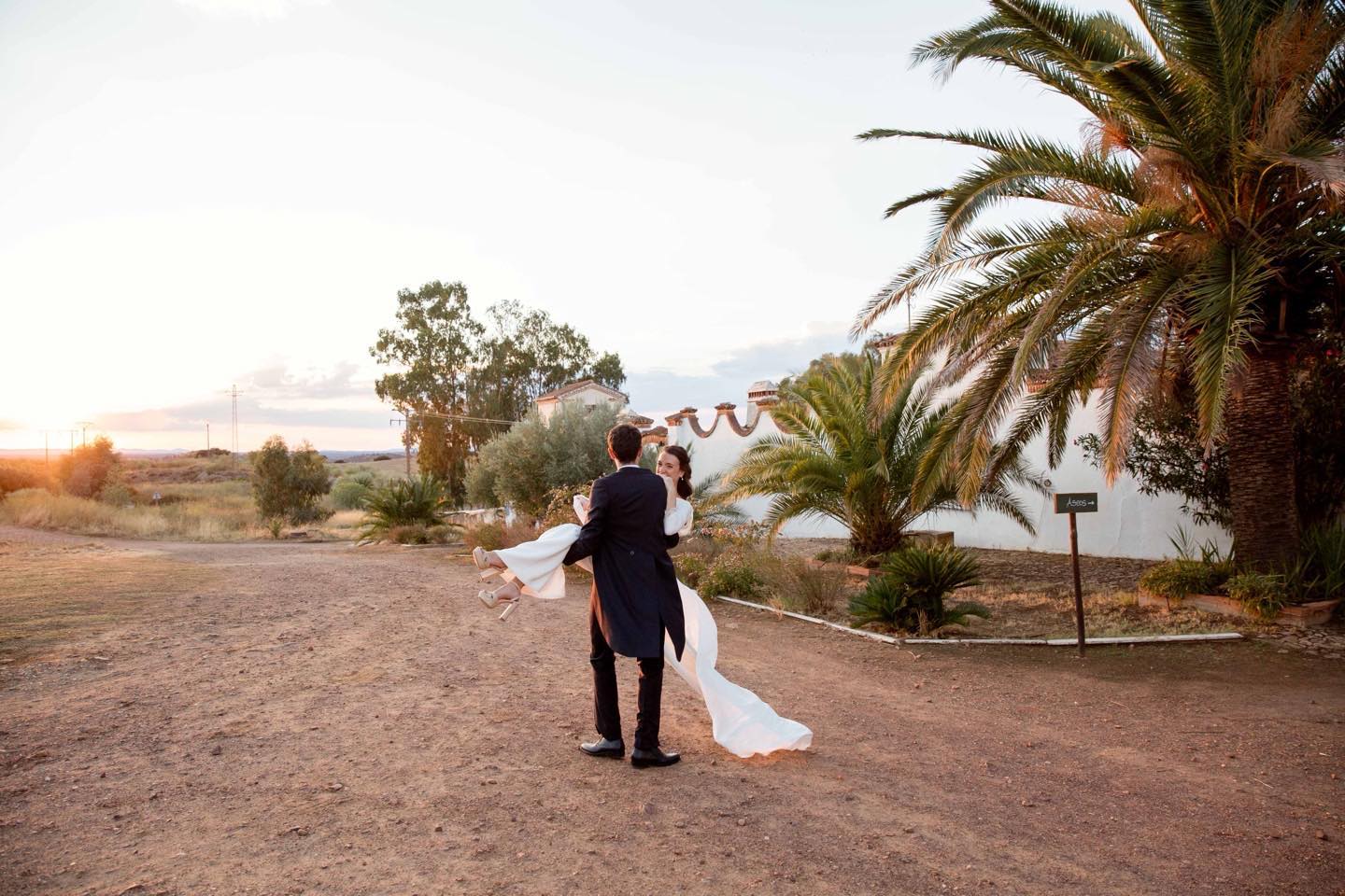 Así de felices se dirigían a buscar rincones bonitos de la finca para recordar su gran día 🤍
Boda Irene & Santi ✨💍
@minnafotografia
@guadalquivircatering
@sergiodiazoj
@santa_catalina_events
#bodascaceres
#bodasenfincasantacatalinaeventos
#bodasextremadura
#fincasparabodas
#cortijosconencanto
#fincascaceres
#eventoscaceres
#eventosextremadura