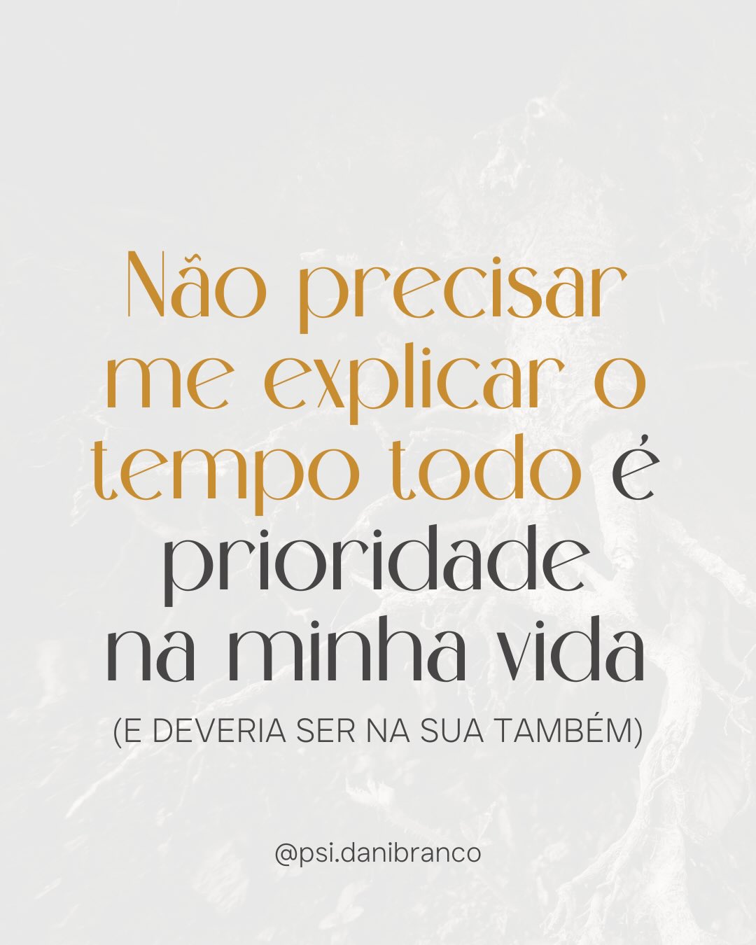 Em muitos vínculos, a mulher começa tentando se explicar melhor. Depois, passa a se explicar o tempo todo. Até que, sem perceber, começa a duvidar do próprio sentir.
Na psicanálise, isso não é problema de comunicação.
É sinal de um vínculo que desloca o sujeito do próprio eixo, onde a palavra deixa de encontrar escuta.
Quando você precisa se justificar o tempo inteiro, algo do encontro já falhou. Não se trata de falar melhor. Se trata de não precisar se apagar para ser ouvida.
#psicanalise #vinculos #relacionamentos #autoconhecimento