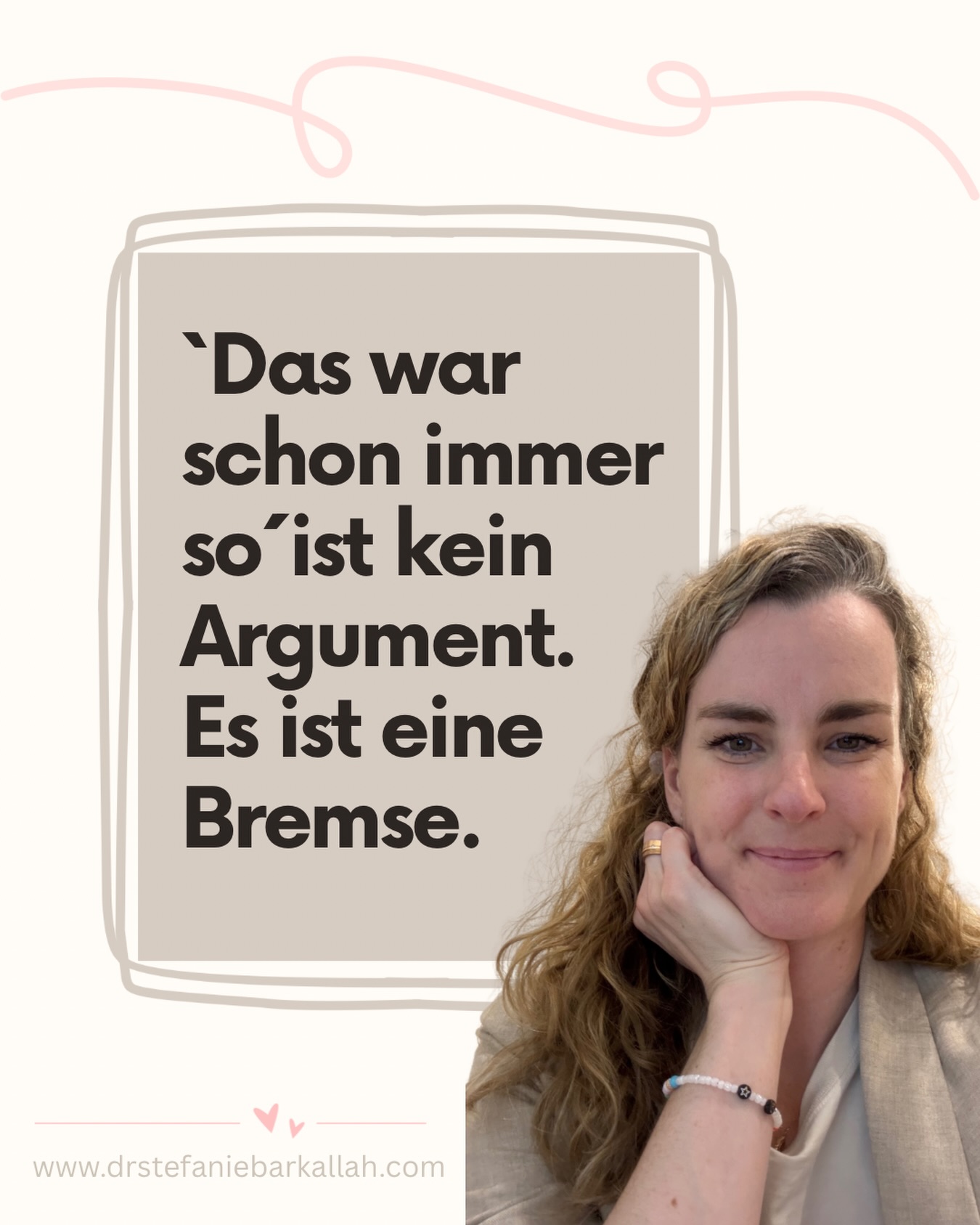 Kaum ein Satz treibt mich so sehr in den Wahnsinn wie dieser:
„Das war schon immer so.“
Er klingt harmlos.
Ist aber oft das Ende von Entwicklung.
Denn dieser Satz bedeutet meist:
👉 Ich will mich nicht bewegen.
👉 Ich will nichts hinterfragen.
👉 Ich will keine Verantwortung für Veränderung übernehmen.
Nur weil etwas lange so war,
muss es nicht gut gewesen sein.
Und schon gar nicht gesund.
Entwicklung beginnt dort,
wo wir aufhören, Gewohnheiten zu verteidigen,
nur weil sie vertraut sind.
Und ja – Veränderung ist unbequem.
Aber Stillstand kostet auf Dauer mehr.
Alles Liebe
Steffi
#veränderung #haltungzeigen #persönlicheswachstum #resilienztraining #bewusstleben