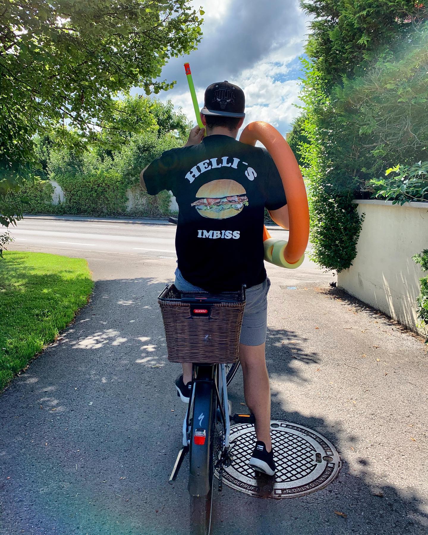 36 Grad und es wird noch heißer...🎶☀️
Um einen schönen Tag im Freibad oder am See perfekt abzuschließen, helfen wir euch dabei gerne mit einem leckeren Gericht und einem kühlen Durstlöscher in unserem Gastgarten!
Das Helli‘s Team freut sich auf dich!😃
#summervibes #foodlove #hellisimbiss