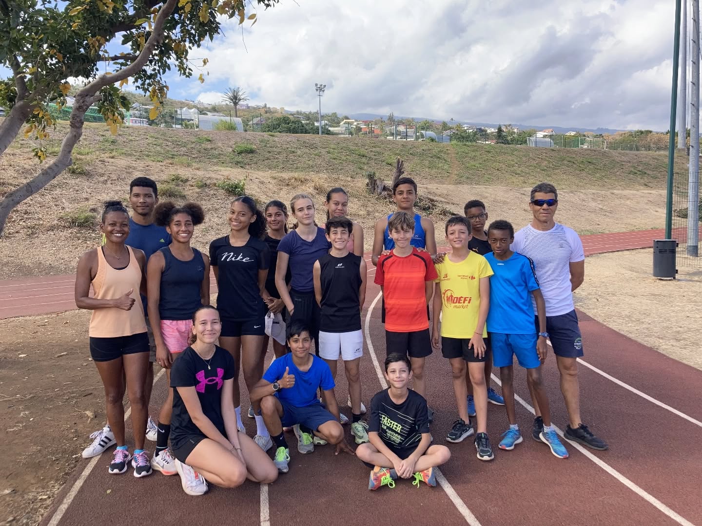 CR Stage jeune durant les vacances scolaires
Jeudi 13 et vendredi 14 octobre 2022 s’est déroulé le stage jeune Benjamins Minimes ouvert également aux cadets juniors.
Une quinzaine d’athlètes ont pu venir se perfectionner durant ces 2 jours avec un entraînement le matin entre 9h30 et 11h30 et avec une reprise de 15h à 17h.
Ce stage avait pour objectif le développement de la cohésion, des qualités athlétiques afin de préparer au mieux les compétitions à venir. Une pause déjeuner le midi au club et des formations durant le début d’après-midi permettait de mieux aborder certains sujets importants (l’Alimentation, le sommeil, l’hygiène de vie, l’utilisation du site CAPOSS, du site ligue et fédéral, le calendrier sportif et les objectifs à venir, ainsi qu’un point réglementation…)
Merci aux entraîneurs présents (Christine, Bernard, Doran et Maxime).
Bravo aux athlètes pour leur sérieux et leur investissement.
M.M