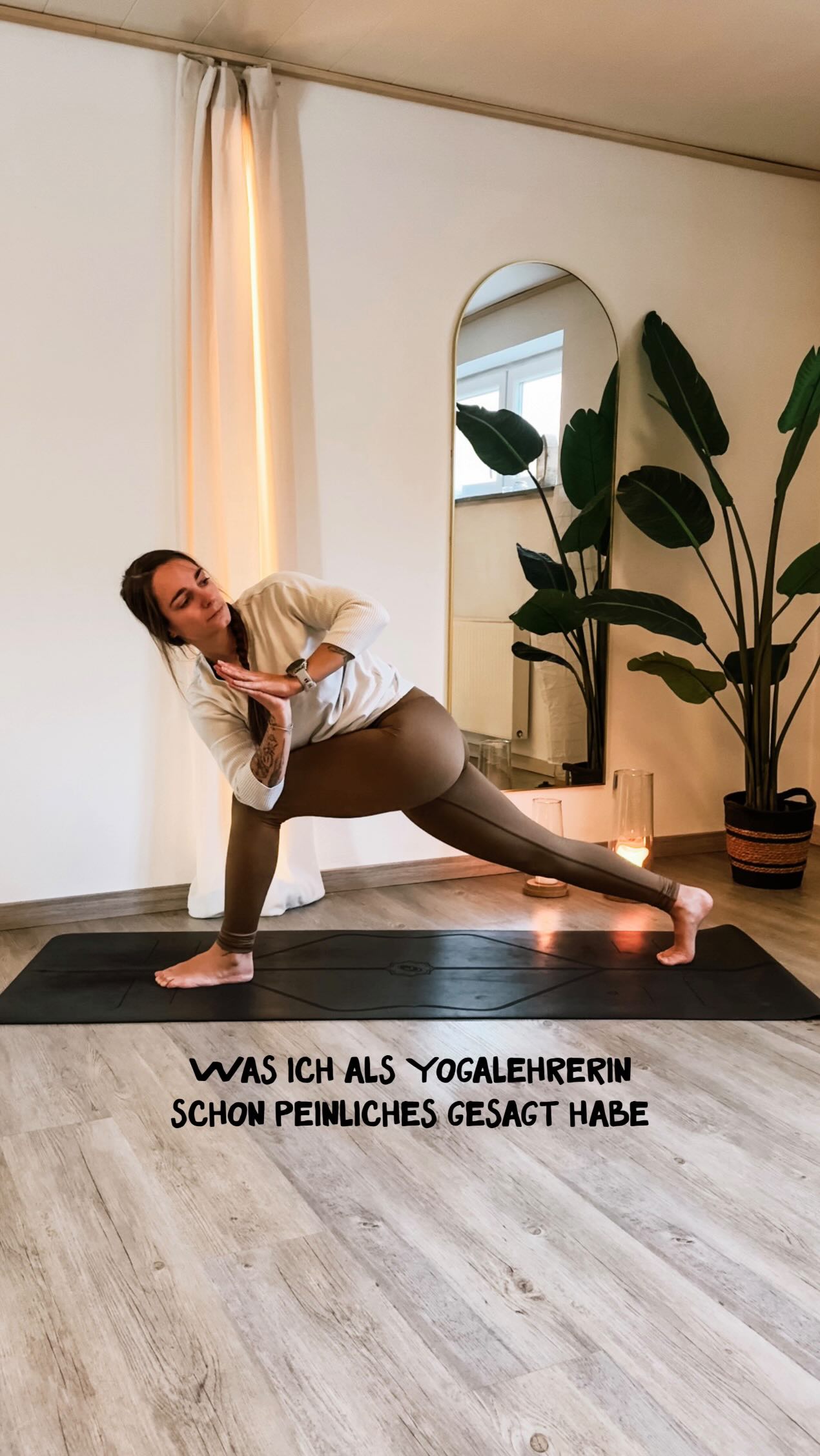 Also mein Hirn und ich – manchmal ist der Mund einfach schneller.
Macht es das für alle lustiger? Das rede ich mir zumindest ein
Hier kommen 5 Sätze bzw. Situationen, die ich in meinen Stunden schon rausgehauen habe. Und bei Punkt 4 wundert es mich ehrlich gesagt, dass niemand meine anatomischen Fachkenntnisse hinterfragt hat.
1: „Zieh deine Schulter weit zusammen…“
Hä? Da war selbst die Verwirrung verwirrt. Entweder Brustbein weit werden lassen oder Schultern zusammenziehen – aber beides gleichzeitig ergibt einfach null Sinn. 🙈
2: „Die erste Schicht des Beckenbodens geht vom Schambein zum Scheissbein.“ 😂😯🫨
Nun ja… was war denn da los? Das hat für ordentlich Gelächter gesorgt. Ich selbst habe so herzlich gelacht – manchmal rettet Humor einfach alles.
3: Vierfüßlerstand: rechter Arm nach vorne.
Ich: „Und dann streck deinen linken Arm nach hinten.“
Äh… was? Natürlich das linke Bein. Gliedmaßen verwechseln – I’m the Queen. Alle haben gelacht und trotzdem genau gewusst, was ich meine.
4: „Deine Hände sind unter den Füßen.“
Eigentlich sind sie unter den Schultern. Und die Füße haben damit… nichts zu tun. Passiert mir wirklich öfter. Keine Ahnung warum.
5: Links & rechts verwechseln.
Selten – aber ab und zu. Vor allem in meiner Lutealphase. Ich mache das mit so einer Souveränität, dass es erstmal niemand anzweifelt. Bis wir dann gemeinsam herzlich lachen. Am meisten übrigens ich über mich selbst.
Und jetzt du:
Was hast du schon mal rausgehauen?
Ich finde ja, Satz 2 kann eigentlich keiner toppen. 😄🫶🏻