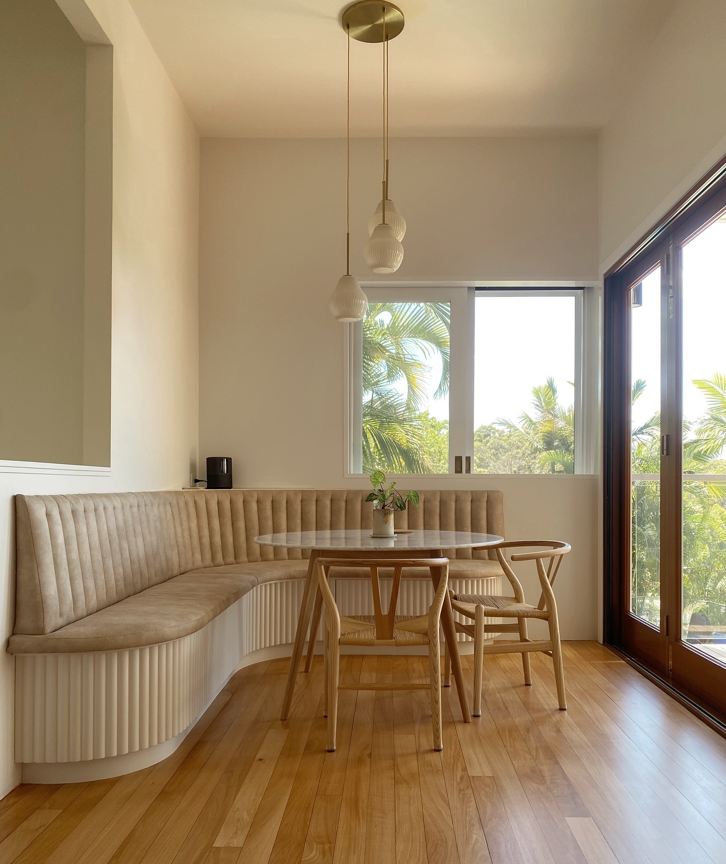 An inviting banquette design for a recent renovation in Bardon ✨
#queenslanderrenovation #brisbanearchitect #brisbaneinteriordesign #interiordesign #queenslandarchitects #colour #designpalette #duluxcolourawards #kitchendesign