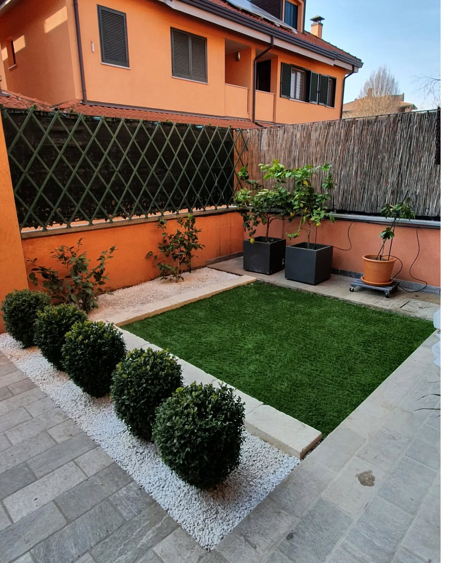 Realizzazione piccolo giardino con prato sintetico e a aiuole.
.
.
.
.
.
.
.
.
#treesurgeon #treclimbing #giardinaggio #giardino #natura #garden #piante #green #fiori #verde #nature #gardening #potatura #italy #giardiniere #italia #love #flowers #giardinaggiochepassione #plants #polliceverde #potature #foglie #sempreverde #giardini#green #landscape #treeservice #alberi