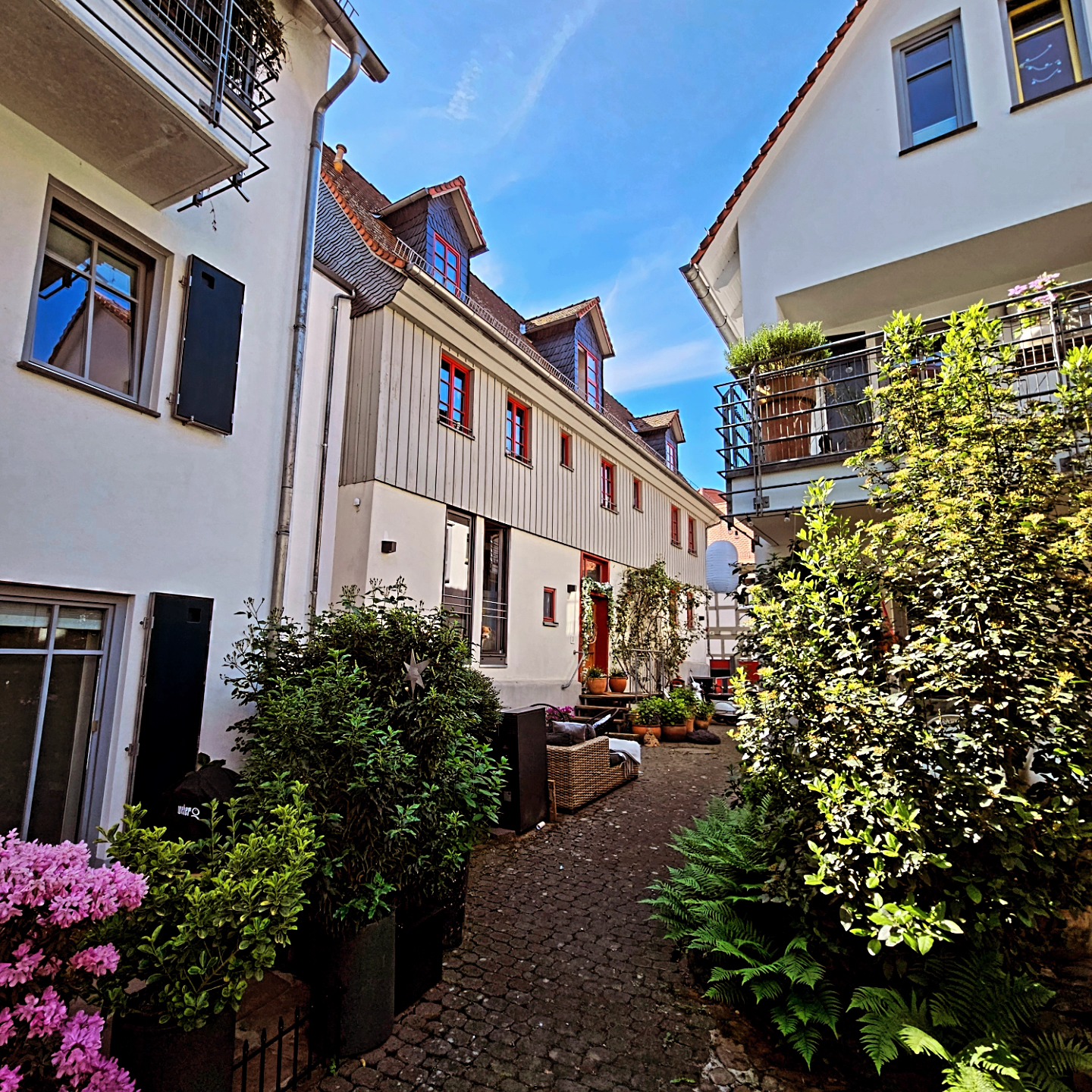 Wir sind eine der wenigen Hausverwaltung in der Region, welche auch die WEG Verwaltung für kleine Schmuckstücke übernehmen. Ein liebevolles gepflegtes Mehrfamilienhaus mit 6 Wohneinheiten in Bad Homburg trägt schon bald unsere Handschrift.
#hausverwaltung #wegverwaltung #altstadtliebe #badhomburg