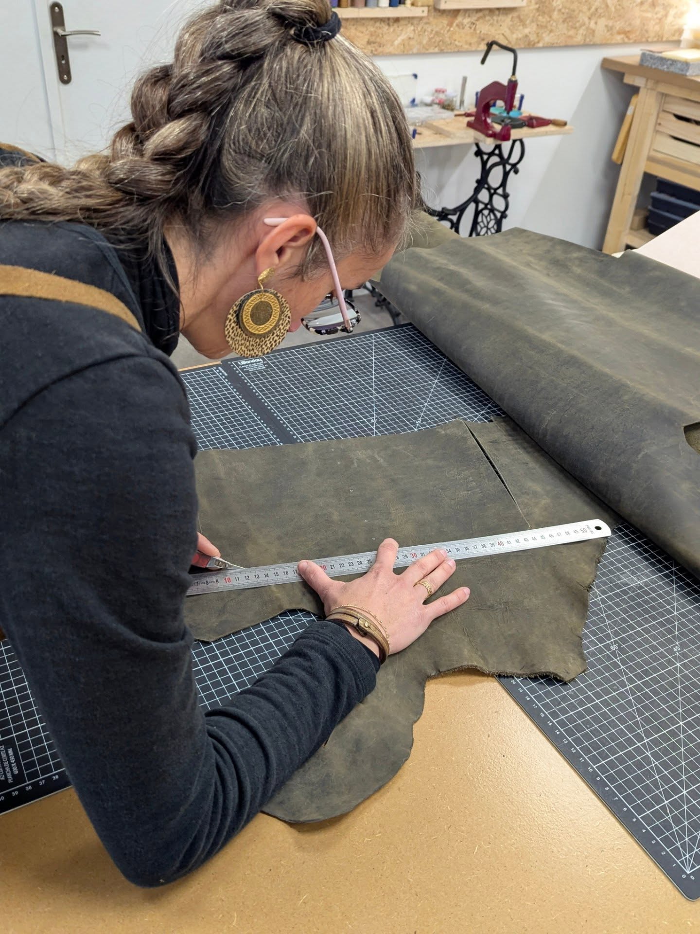 Fabrication sur mesure !
Quel que soit votre projet de maroquinerie sur mesure, j’y mets tout mon cœur. Chaque création commence par une écoute attentive, afin de donner naissance à une pièce qui vous ressemble. Plus qu’un simple objet, je façonne le cuir avec soin pour créer une pièce unique, pensée pour durer et vous accompagner dans le temps.
Lorsqu’une création prend vie dans mon atelier, elle porte déjà une intention, une histoire en devenir. C’est toujours un moment particulier pour moi, au moment des dernières finitions.
✨ Chaque pièce sur mesure raconte une histoire. Et si la prochaine était la tienne ?
Bonne soirée
Marion
#maroquinerieartisanale #cuirsurmesure #artisanatfrancais #slowfashion #objetsdurables