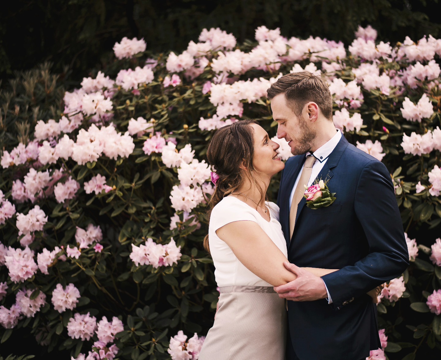 Oh how the rhododendrons bloomed back in 2020 when we had to have a small ceremony with only a few guests and had to get tested.
Just 4 years and a baby later and we are off to the big day tomorrow!
#finally #weddingday #fbf #hochzeitminden #hochzeitsfotos