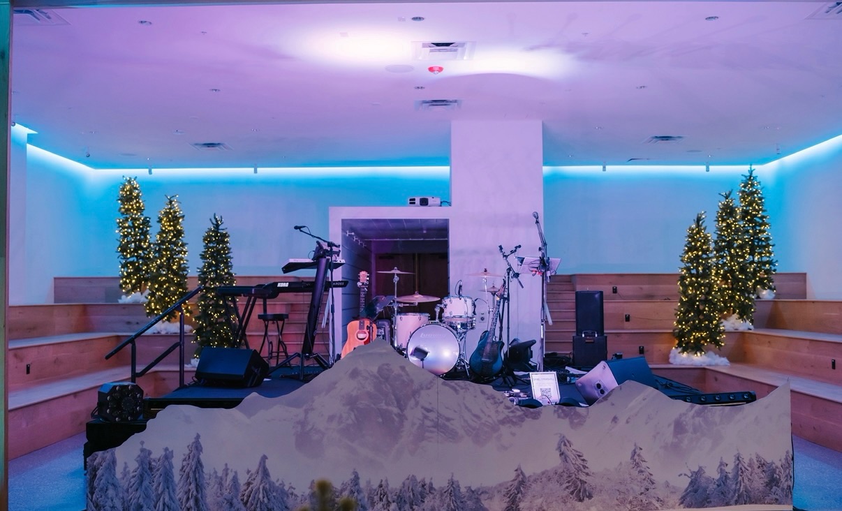 Taking the theme to the next level ❄️✨
Winter Wonderland vibes with custom staging that transformed the space into a true experience.
Photo: @reginathephotographer
Venue: @hydehousepublicstudio
Band: @awientertainmentllc
Stage: @tpctampa
Stage front: @artistic_spaces_inc
#holidayparty #winterwonderland #eventplanner #corporateplanner #socialevent
Event Planner Near Me | Corporate Event Planner | Social Events | Holiday Party Theme