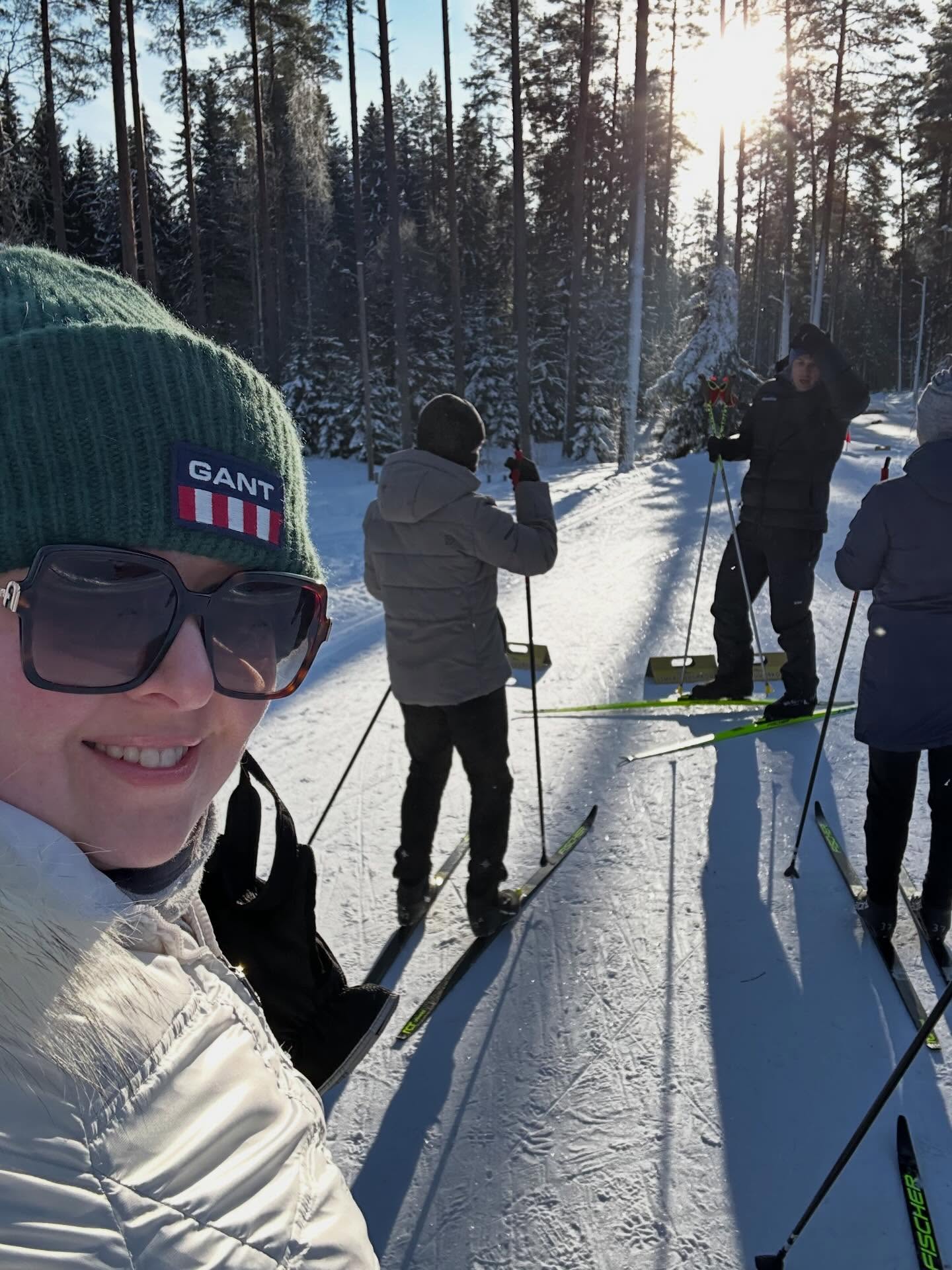 Kõrvemaa käiks mulle selgelt veel üle jõu, seega võtsin osa hoopis Vooremäe Talvetrallist. Esiteks muidugi kui sa pole veel sel talvel või üldse kunagi Vooremäel käinud siis lisa see kindlasti listi! Siin on imeilus. Teiseks pakkus rõõmu ka organiseeritud liikumine. Mina osalesin suusakoolis, lapsed kelgutasid, issi oli nii hoos, et sõitis ribadeks tuttuue kelgu ja no väga lahe esmakordne kogemus perega koos oli orienteerumine. Kuuldavasti on taolisi orienteerumisi tulemas veel ning ka naabervaldades 🥰. Aitäh korraldajatele. @kastrevald #kastrekas #vooremägi #orienteerumine #suusatamine