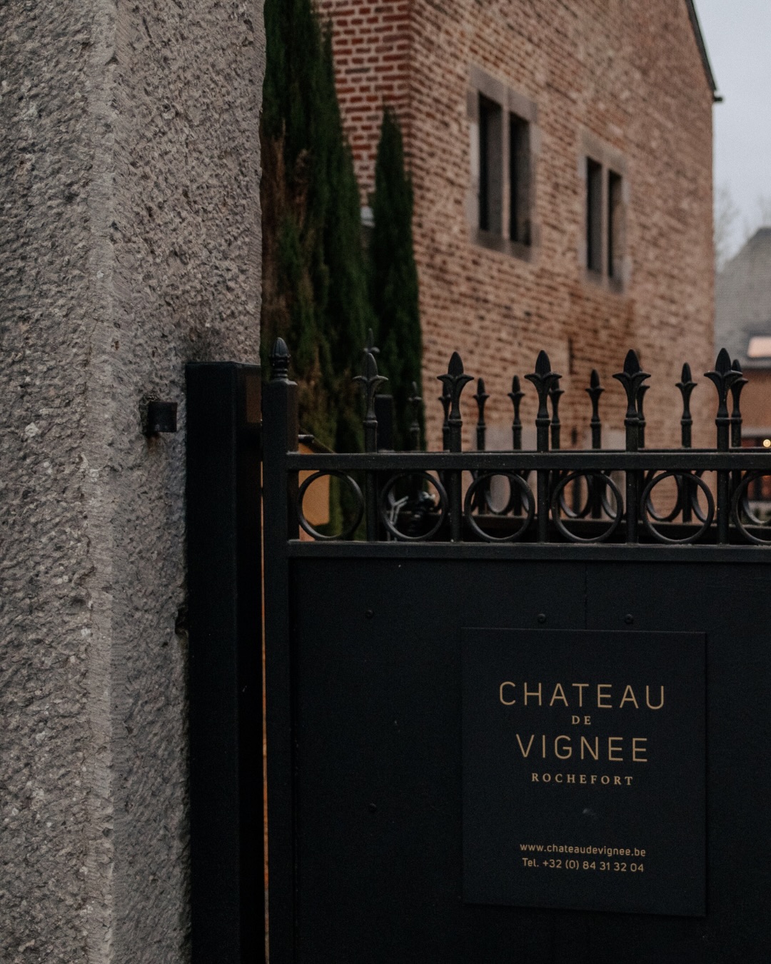 Am Wochenende durfte ich eintauchen
ins Hier und Jetzt.
In Räume, die entschleunigen.
In Momente, die nicht laut sind,
sondern bleiben.
(Werbung)
Pflege darf leise sein.
Und trotzdem wirken.
🌊 Dalton steht für genau das:
Hochwertige Produkte,
die Ruhe in den Alltag bringen
und echte Me-Time spürbar machen.
Einige von euch wissen,
dass ich die Kosmetik von Dalton schon seit Jahren nutze.
Nicht aus einem Hype heraus,
Sondern weil sie meine Haut wirklich
auf ein neues Level gebracht hat.
✨ Feinere Poren.
✨ Weniger Fältchen.
✨ Eine sichtbar aufgepolsterte, ruhige Haut.
Die Ergebnisse beeindrucken mich
auch nach vier gemeinsamen Jahren
immer noch 🤍
Gemeinsam mit Dalton ging es am vergangenen Wochenende
ins Château de Vignee nach Brüssel.
Es ging um Ruhe, Entspannung und Pflege.
Um kleine Rituale, die sich leicht anfühlen
und trotzdem Wirkung zeigen.
Genau das schätze ich an Dalton:
Pflege, die sich nicht in den Vordergrund drängt,
sondern begleitet.
✨ Für echte Me-Time.
✨ Für spürbare Quality-Time.
✨ Und für Kosmetik, die wirklich hält,
was sie verspricht.
Für alle, die sich dieses Dalton-Gefühl
auch nach Hause holen möchten,
darf ich euch einen kleinen Vorteil weitergeben:
🌊 20 % Rabatt mit dem Code: NEW-VICKY
(gültig bis 02.01.2026)
Die Verbindung aus Atmosphäre, Produkt und Gefühl
ist das, was mich auch in meiner fotografischen Arbeit fasziniert.
Ich glaube mehr Ästhetik war für ein Wochenende kaum möglich.
🤍 Danke liebes Dalton-Team,
für diese besondere Reise! 🤍