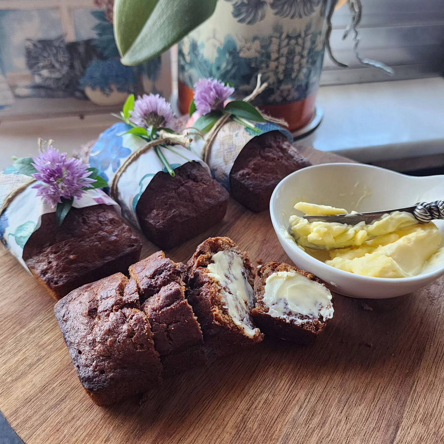Kleine genoegens, groots genieten! Proef de smaakexplosie van onze schattige mini bananenbroodjes van Suikerbekkie Traktaties. 🍌😍🤤
#KleineTraktaties #BanaanLiefde #HapklareHeerlijkheden #MiniBananenbrood #Smaakexplosie #GenotVoorJeTong