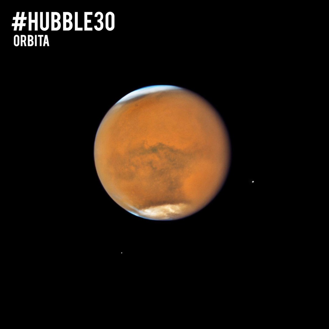 MARTEdì: la nostra giornata dedicata al quarto pianeta del sistema solare, #Marte. #hubble30
Era all'incirca la metà di luglio del 2018 quando il telescopio spaziale Hubble scattò questa foto di Marte. Mentre le precedenti fotografie mostravano caratteristiche dettagliate del pianeta, questa nuova foto immortalò una gigantesca tempesta di sabbia che avvolgeva l'intero pianeta.
Le tempeste di polvere su Marte durano per mesi o settimane e tendono a crearsi nell'emisfero meridionale del pianeta. Ciò accade durante la primavera e l'estate quando Marte è più vicino al Sole e la sua temperatura è più elevata.
Nella foto sono visibili anche gli unici due piccoli satelliti naturali di Marte: Fobos e Deimos.
Riuscite a vederli?
ORBITA vi aspetta il prossimo MARTEdì, con altre curiosità riguardanti il pianeta rosso.
Image credits: @hubbleesa @nasahubble
#mars #hubble #nasa #esa #astronomy #astrophotography #astronomyfacts