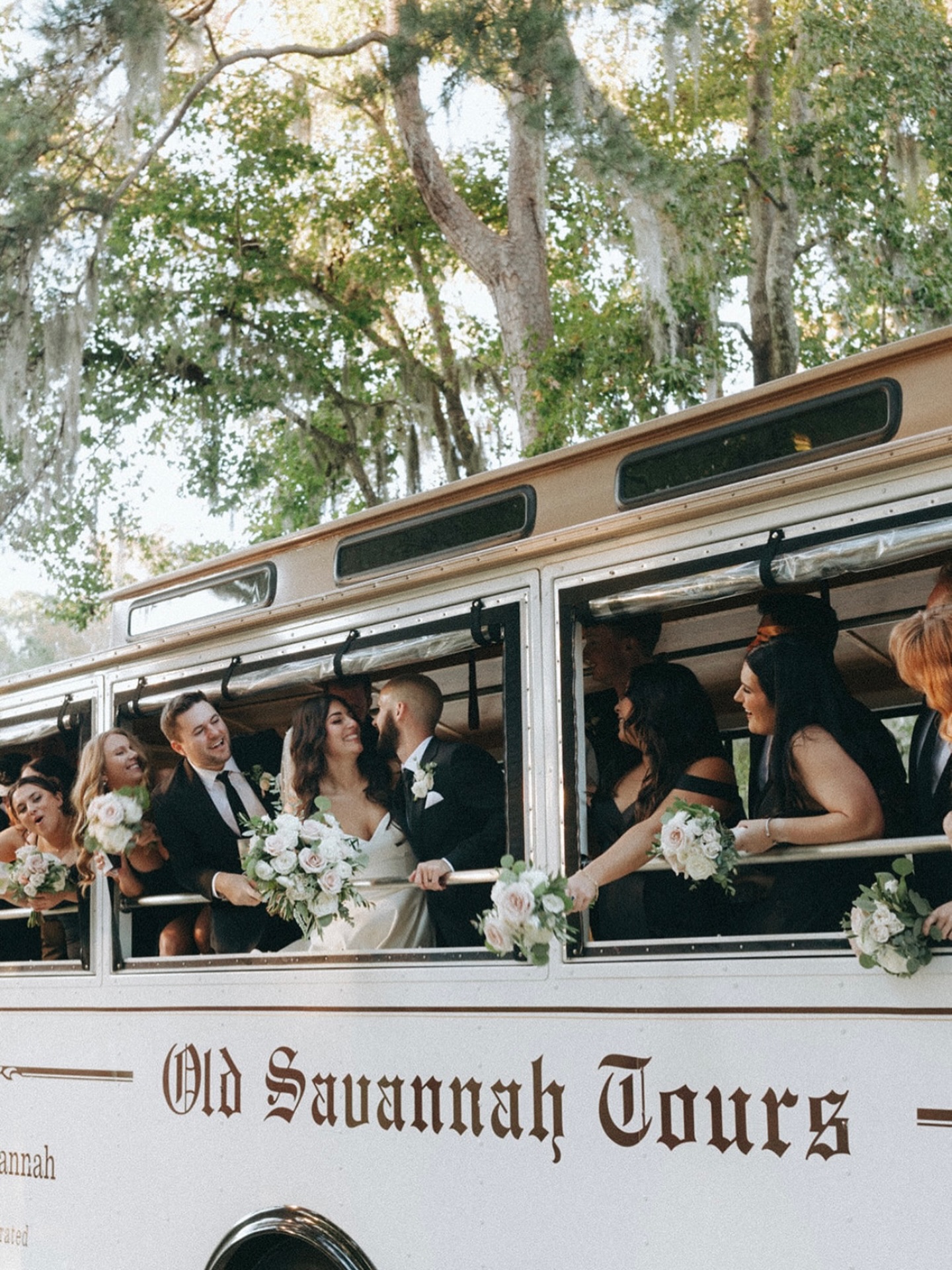 Transportation for wedding guests: yes or no? If your ceremony and reception venues are far apart, the answer is yes. If you're serving drinks, it's a good idea. And if parking is scarce, transportation can save the day. 🖤
Photographer: @lindsaymariephoto.co
Transportation: @goelitesavannahtravel
Florist: @savannahflorist
Planners: US