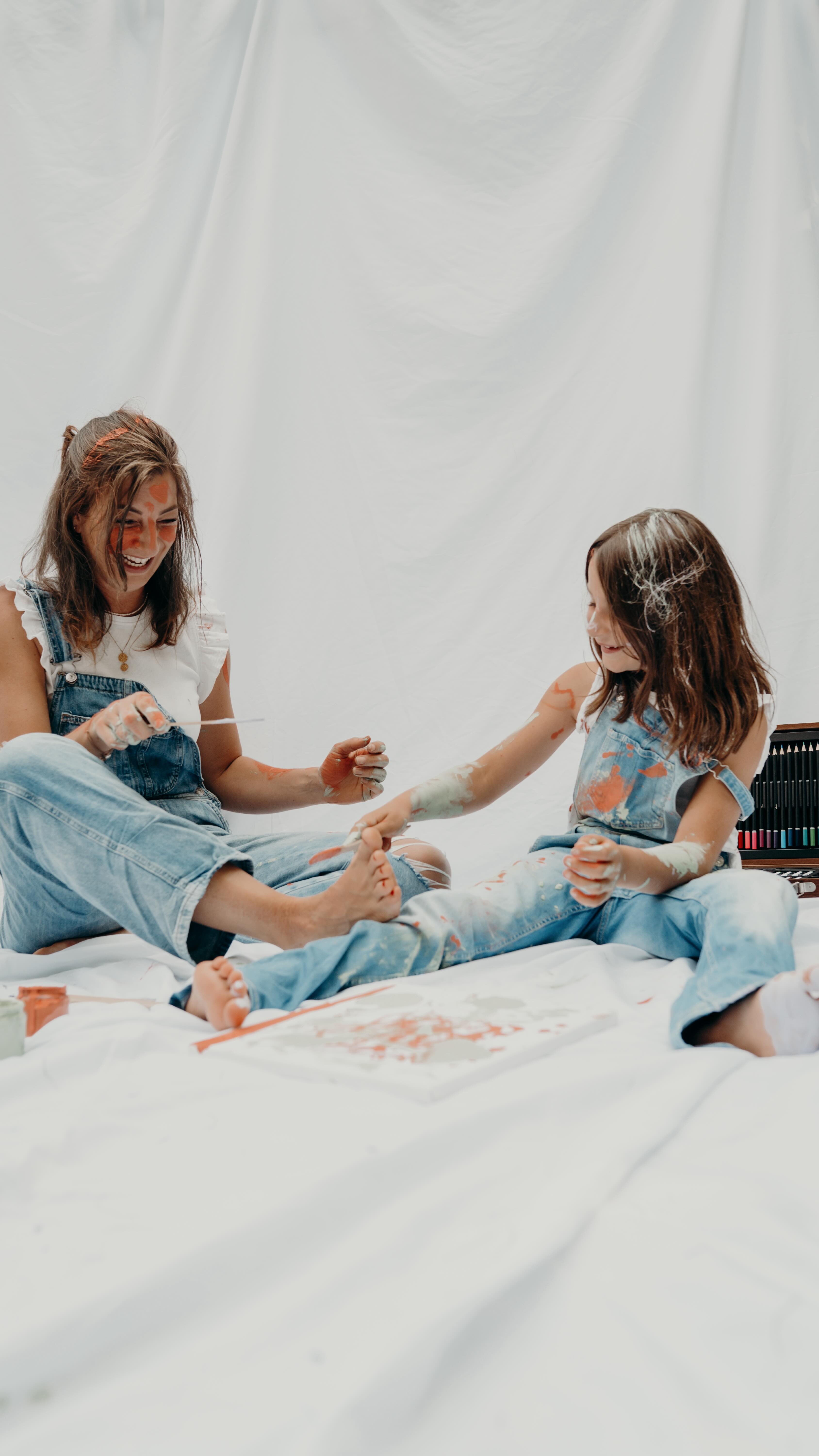 Diese Paint Session ist ein lebendiges Mama Kind-Shooting voller Nähe, Lachen und echter Verbindung. Mit bio zertifizierten, besonders hautschonenden Farben dürft ihr euch frei bewegen, experimentieren und gemeinsam Spaß haben ganz ohne Druck, dafür mit ganz viel Gefühl.
Die Farben sind sorgfältig ausgewählt und möglichst sanft zur Haut. Auch wenn bisher bei allen Shootings alles gut vertragen wurde, kann eine individuelle Reaktion nie vollständig ausgeschlossen werden.
Im Mittelpunkt stehen emotionale Bilder, echtes Miteinander und der Moment, in dem ihr euch als Mama und Kind einfach fallen lassen dürft. Wild, zart, laut oder leise alles darf sein.
✨ Im Preis inklusive sind drei liebevoll bearbeitete Bilder.
Auf meiner Homepage könnt ihr euch online einen Termin buchen!
Ich freu mich auf euch ❤️ @soulmom.era