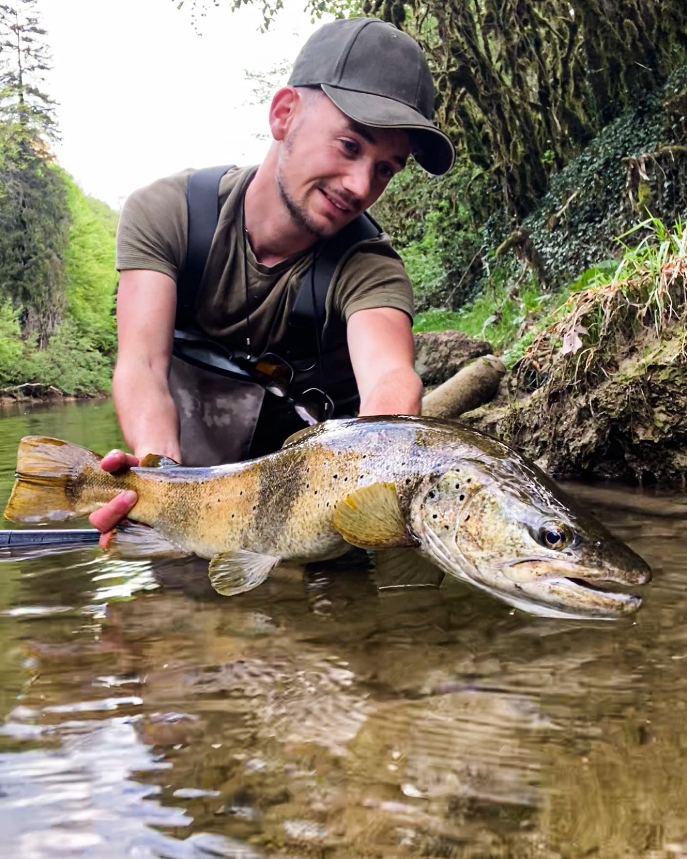 Sûrement le plus beau poisson de ma saison. Je ne parle pas des mensurations mais de la beauté. J‘ai rarement vu un poisson aussi beau. Des zébrures, une tête de tueuse, et une force incroyable !
Merci dame nature 🙏🙏🙏.
Elle a été prise avec mon nouveau petit gammare, il est très prometteur 😉😉😉
➡️Canne sage R8 core
➡️Soie Rio Gold elite
@orionflyfishing
@sageflyfish
@ardent_peche
https://www.halieutique-gdn.com
#moucheshalieutique
#truite #truitefario #truitefariosauvage #trout #troutfishing #frenchtrout #truitefrance #france #pecheenfrance #troutbum #troutporn #troutpornnation #troutflies #sage #sageflyfish #sageflyfishing #pechemouche #pechealamouche #nymphfishing #nymphing #nymphs
