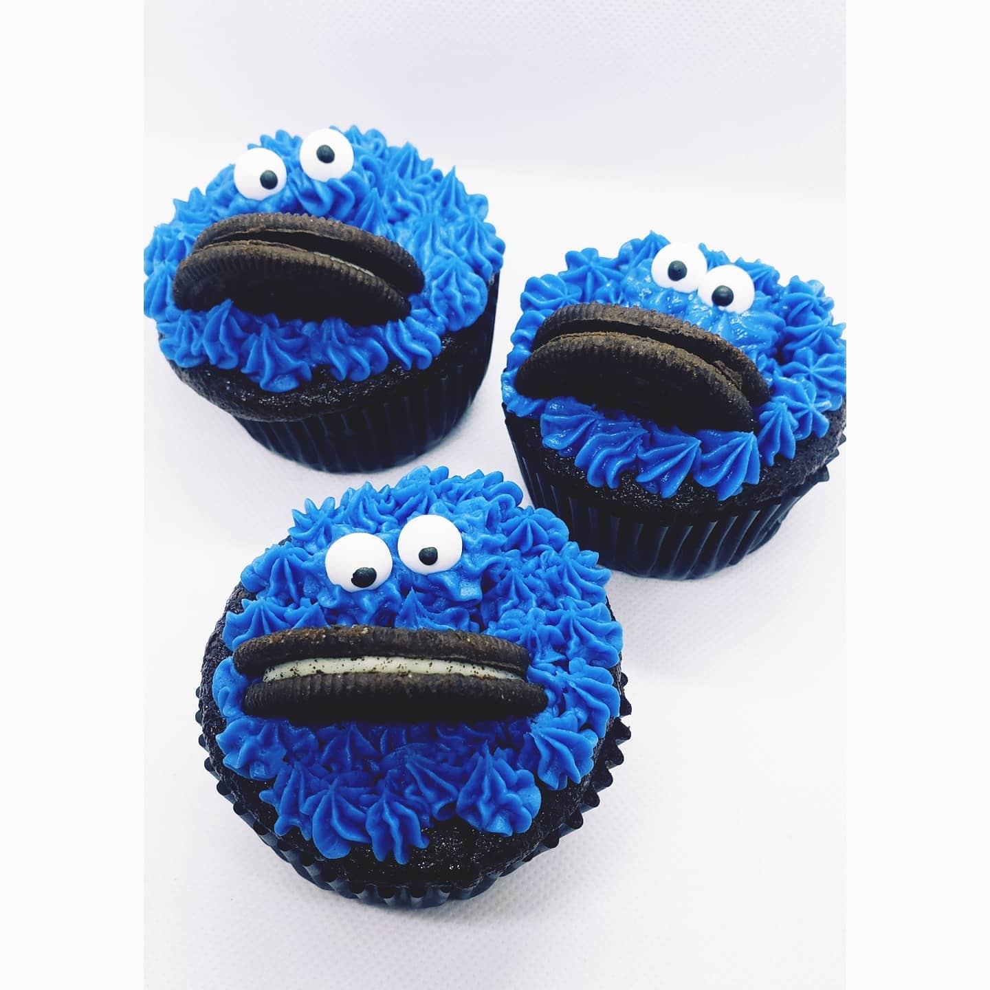 Cooooooookie Monster
Chocolate stuffed oreo cupcakes and designed as cookie monster for a birthday!
#cookiemonster #oreo #chocolate #cupcakes #drunkendesserts #alcoholincluded #alcoholicsweets #dessert
