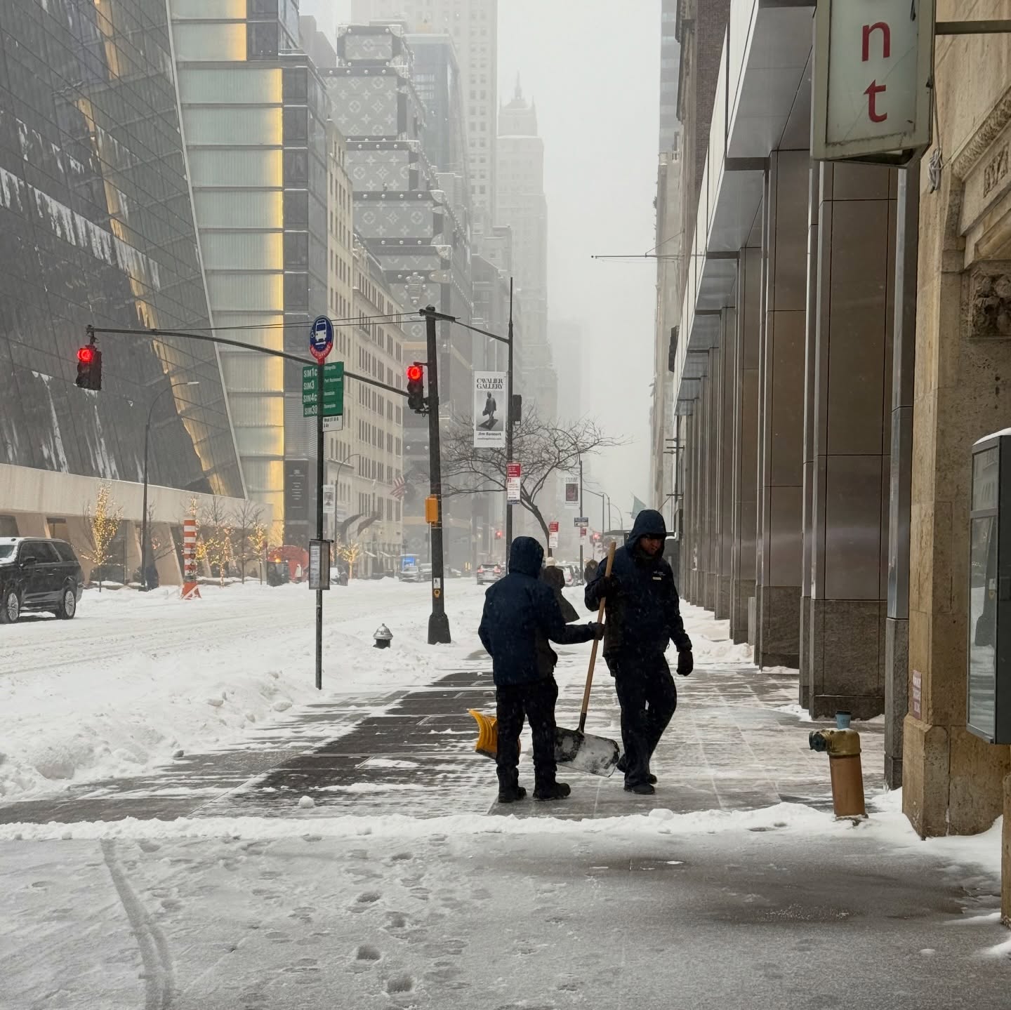Gracias a quienes trabajan incansablemente limpiando las calles de Manhattan en medio de la tormenta. Su labor no pasa desapercibida. #snowstorm❄️ #nyc #myneighborhood