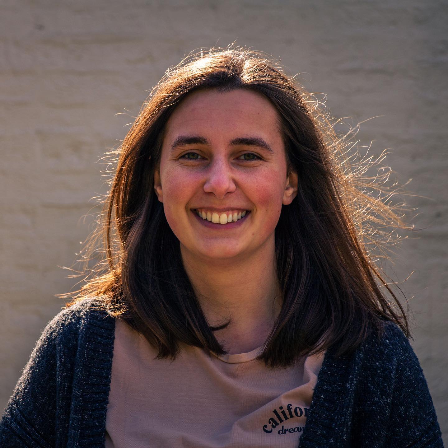 Als slagwerker had ik nooit actiefoto’s van mezelf. Een performer verdwijnt in zijn/haar eigen wereld. De cadans loopt maar door en voor je het weet, is het moment voorbij.
Ca•dans (de; v(m); meervoud: cadansen)
1. ritmische beweging
Als fotograaf en enorme muziekliefhebber wil ik die herinnering vastleggen, zodat jij dit later nogmaals kan (her)beleven.
Wil jij meer weten? Laat een berichtje achter.
- Lisanne Bemelmans -
Footlight Beeld & Design