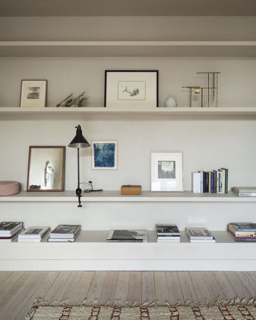 #inspiration #bibliothèque #frederikvercruysse #architectureinterieure
Je reviens après une semaine prenante qui annonce des beaux projets à venir.
La simplicité d’une bibliothèque où l’on accumule ces objets fétiches, bouquins, tableaux, photos. Un intérieur personnalisé, où l’on se sent bien dès que l’on pousse la porte. On aime!