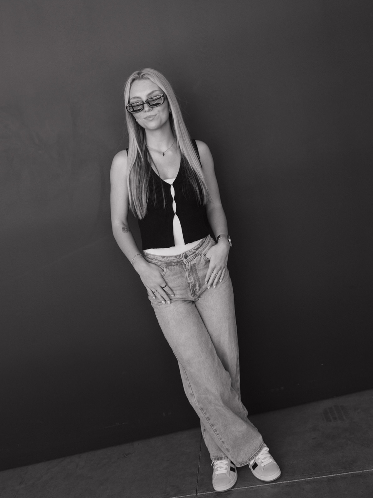 I have branding sessions I need to get on the feed. Here’s me starting with this iconic photo of @madisuephotos her sunnies are a whole vibe!!!