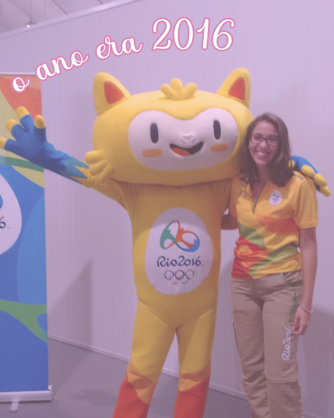 Há 10 anos, eu estava no meu emprego dos sonhos na Rio 2016. Eu trabalhei dentro da Vila dos Atletas e poder dizer que eu ajudei a organizar uma Olimpíada é uma honra, ainda mais na minha cidade, com o Parque Olímpico em frente de casa. Inesquecível!
Essa experiência me ensinou muito sobre tanto. Tive contato com pessoas de diversas nacionalidades, até de países que eu nunca tinha ouvido falar. Tenho certeza que ainda hoje levo comigo ensinamentos sobre atendimento ao público, que fizeram de mim uma tatuadora melhor. 💕