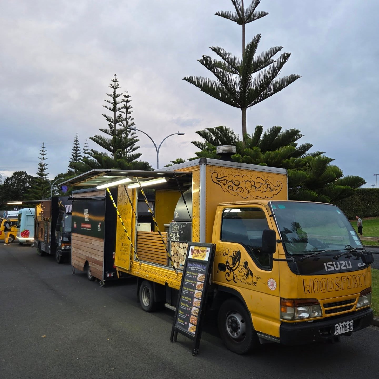 Hi folks 👋
This Thursday you can find foodtruck at Blockhouse Bay, We are baking wood-fired Turkish Pides 🔥
》THURSDAY, January 29th
"Blockhouse Bay Foodtruck Night" hosted by our foodie family @foodtruckcollectivenz
📍84 Kinross St. Craigavon Park, Blockhouse Bay
⏰️5-9 PM
》Meanwhile, our New Permanent Pop-up inside @properdonerkebab at Ellersie is OPEN weekly, Tuesday-Sunday, 11 AM-9 PM.
▪︎We have our full range of Traditional Turkish Pides and more Döner Kebab options available at Proper Döner Kebab at Ellerslie.
▪︎Online ordering and pickups from the Ellerslie store, and deliveries with Uber Eats and DoorDash are available.
#woodspiritnz #turkishstreetfood #turkishpide #aucklandfoodtrucks #foodtruckcollectivenz