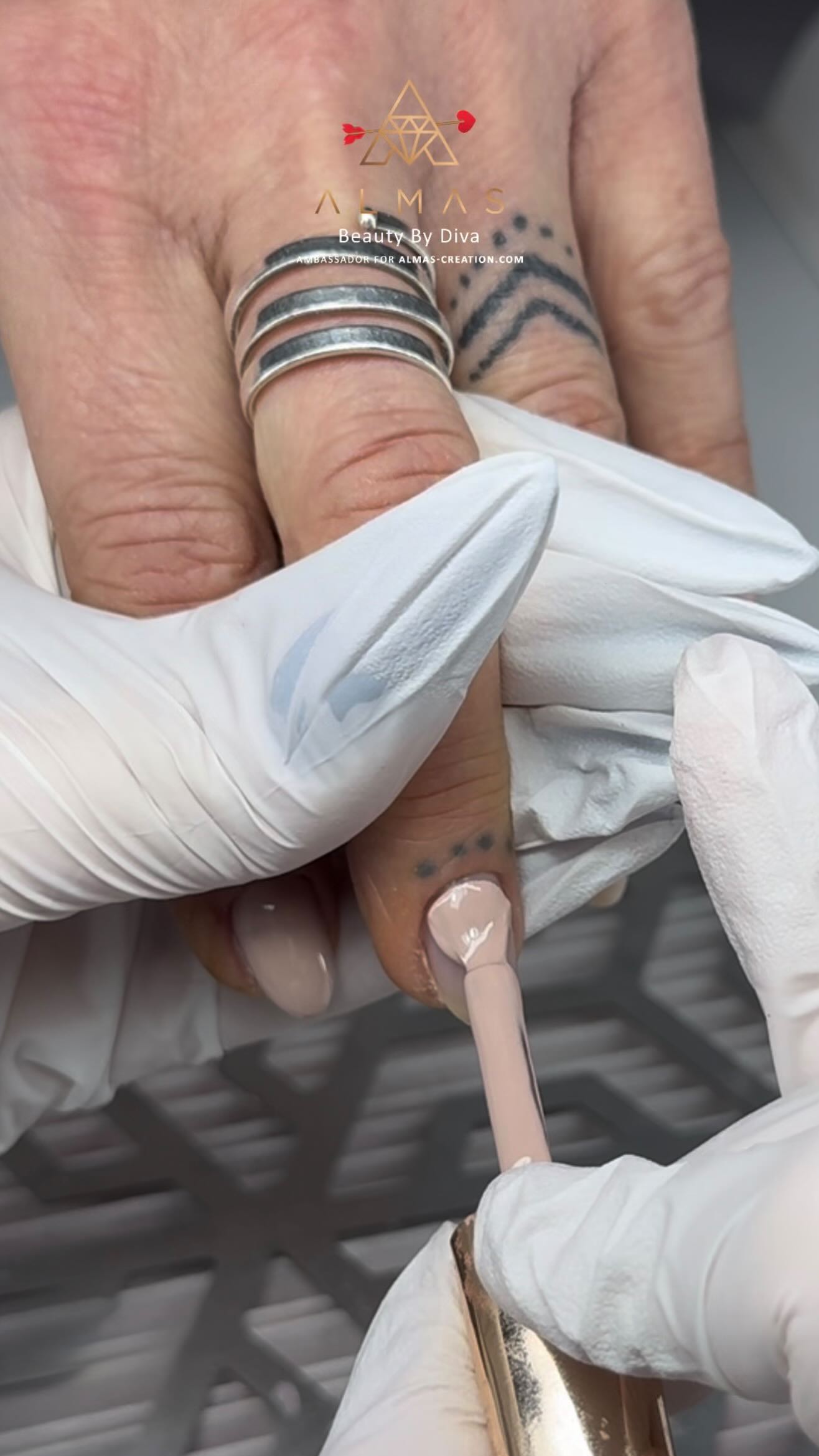 À la recherche de vernis semi-permanents avec haute pigmentation et un pinceau dont la longueur et la forme permettront une application nette et rapide? Ne cherchez plus, vous êtes ici chez vous! 🤭
Regardez le nouveau tutoriel de Diva qui met justement en lumière l’une de nos plus récentes teintes de vernis, la couleur Sand… Applicable en une seule couche grâce à sa forte opacité, c’est une couleur d’une grande élégance qui attirera tous les regards. ❤️🔥
#nailstutorial #nailstutorials #nailsvideo #nailsvideos #nailsvideotutorial