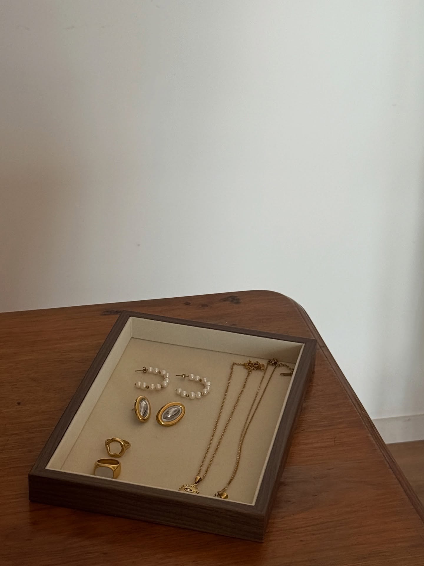 I gioielli Tabàna non vivono in vetrina, ma nei gesti quotidiani e negli spazi che scegliamo di abitare.
Questa è casa Tabàna 🪟🌞