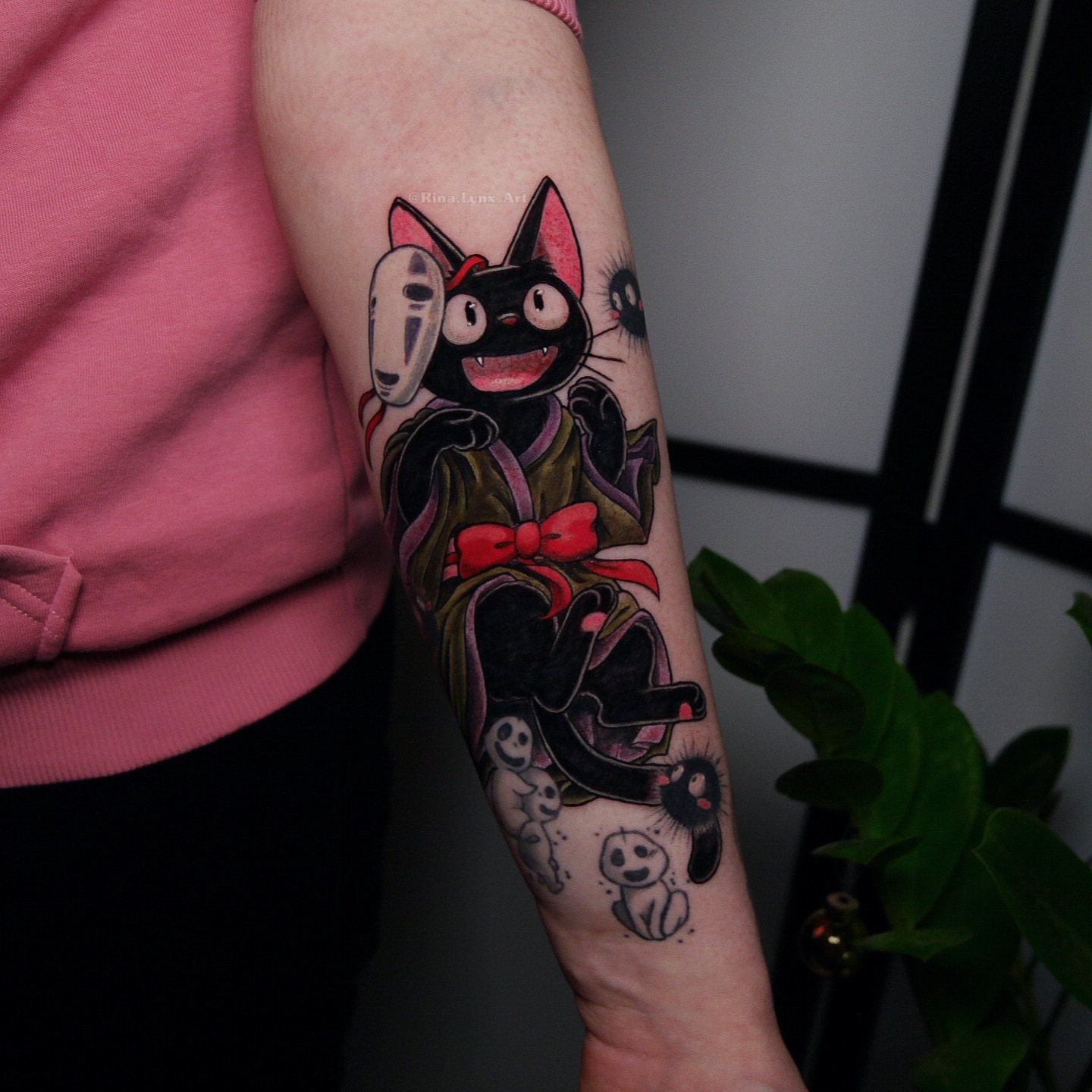 Jiji von Kikis kleiner Lieferservice ist aktuell eins meiner Lieblingstattoos 🥰
Pia bekommt einen Arm voll mit wunderschönen Ghibli-Motiven. Ich habe quasi freie Hand wie ich die bekannten Charaktere umsetze & so kann ich super individuelle , besondere & einzigartige Designs erschaffen. 🥹
Lieben wir? Lieben wir! 💜
Falls ich dein Wunschmotiv umsetzen darf, schreib mir einfach.
Und folg mir, für mehr Inspiration 🌿
___
#ghiblitattoo #animetattoos #colortattoo #kikisdeliveryservice