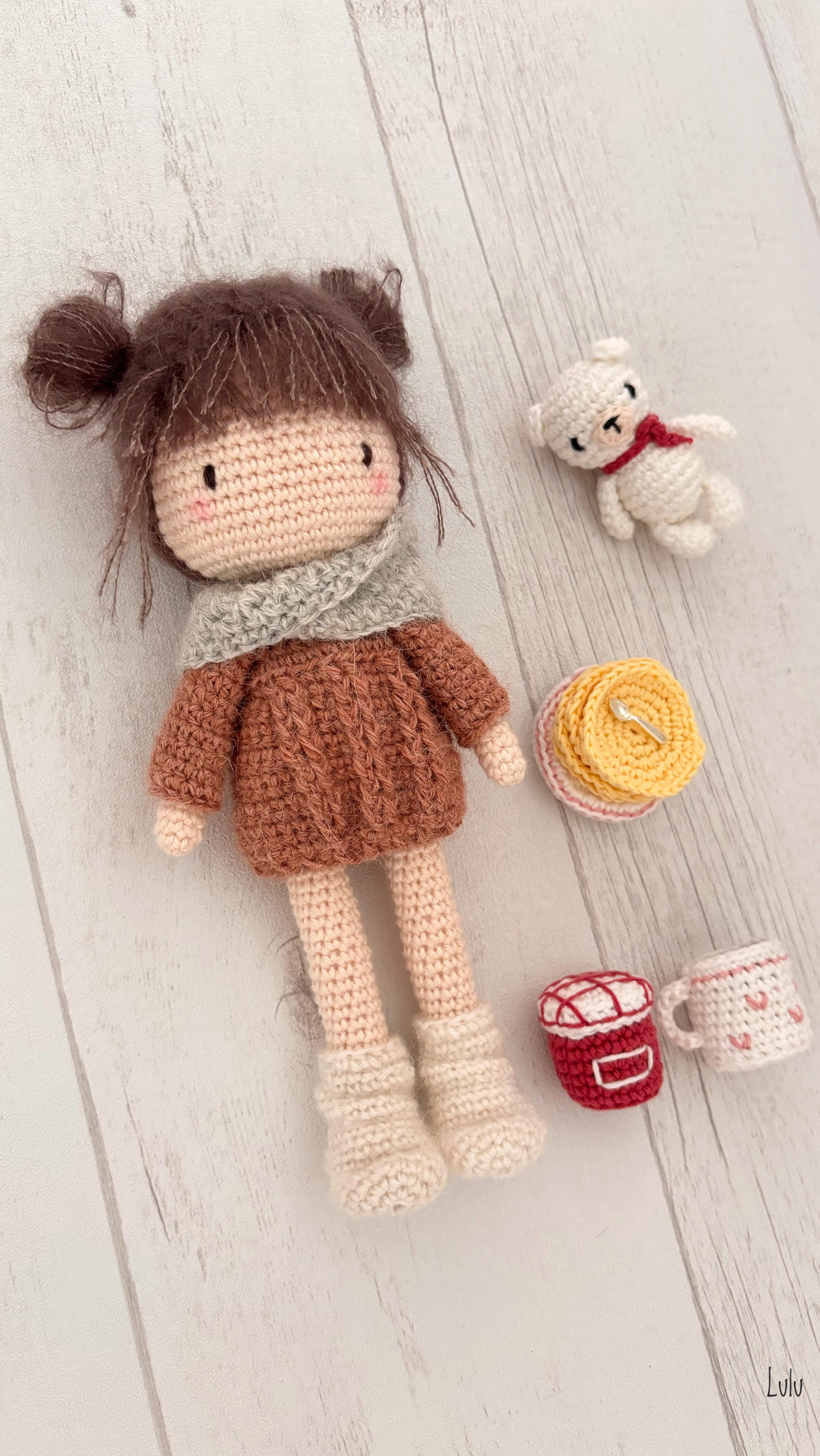 Douceur d’hiver 🥞🍵🧸
Le tutoriel de Mia, la petite dernière tombée de mon crochet vous attend en boutique ! Elle n’a qu’une hâte, célébrer la Chandeleur avec vous ! J’espère que vous aurez le temps de lui préparer de belles crêpes !
❤️ Encore merci pour ce si joli accueil que vous avez réservé à cette petite puce inspirée par la tendre illustration de Céline @les_loulous_de_guibo
❤️ Un grand merci aussi à mes fidèles testeuses pour leur incroyable dextérité ! Je crois qu’elles sont impatientes de vous dévoiler leurs adorables réalisations, elles sont tellement mignonnes !
#tutocrochet #poupeecrochet #patternrelease #crochet #lulucompotine