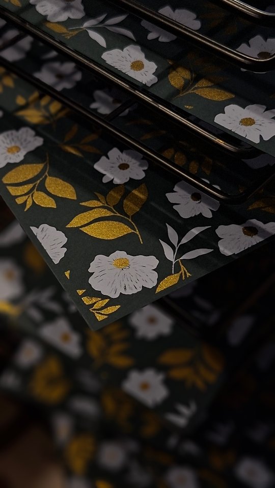 C'est long mais c'est beau ! Après 10 ans, je suis toujours aussi fascinée par la sérigraphie !
Nouveau motif en 2 couleurs 🥰
.
.
.
#poussieredesrues #serigraphie #artisan