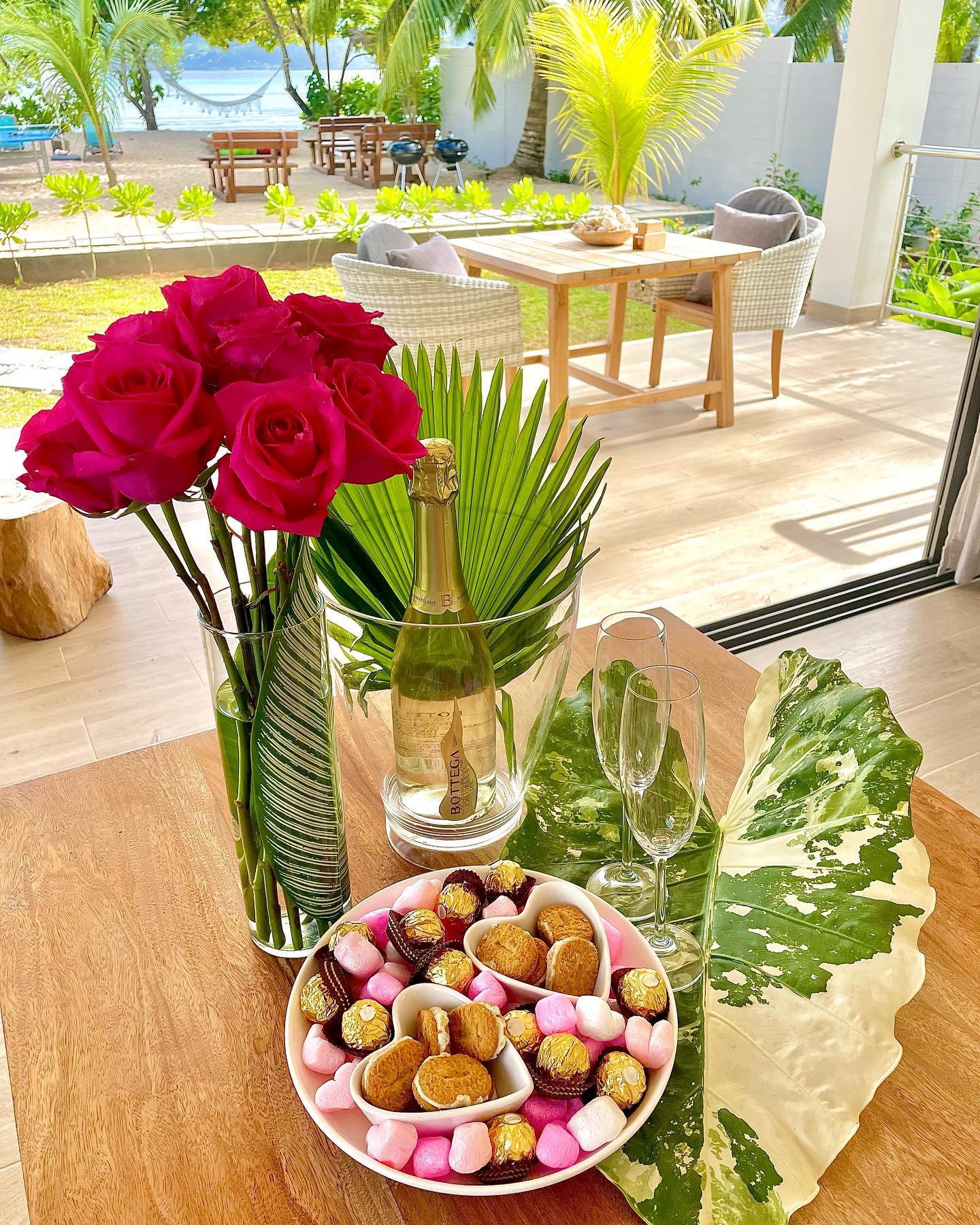 What is life without a little romance?
Surprise your loved one with a romantic treat on your arrival. It’s a win win for all
#seychelles #seychellesromance #seychellesholiday
