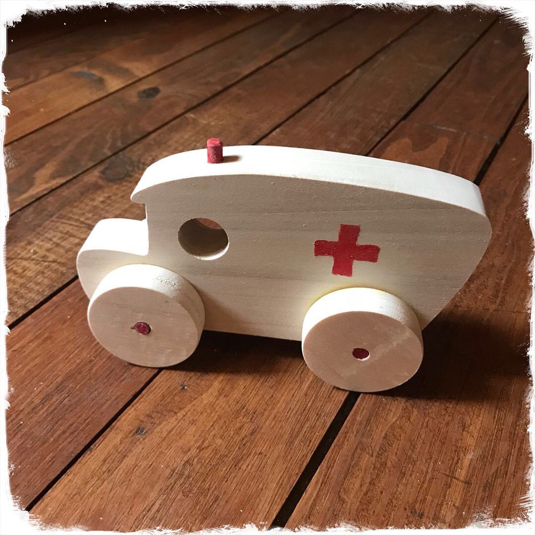 On ne tire pas sur l’ambulance s’il vous plaît !!! Mais on peut la pousser… #voitureenbois #ambulance #jouetsvintage #jouetsanciens