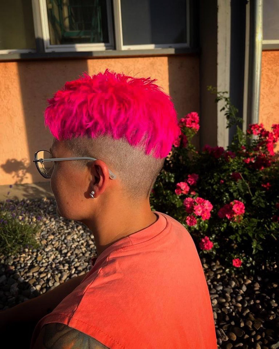 Colorful day 💘💕 .
.
.
#pinkhair#summerhair#haircolor#shorthair#haircolor2022#wellabewegt#koleston#wella#kevinmurphy#haircut#longhair#kevinmurphyhair